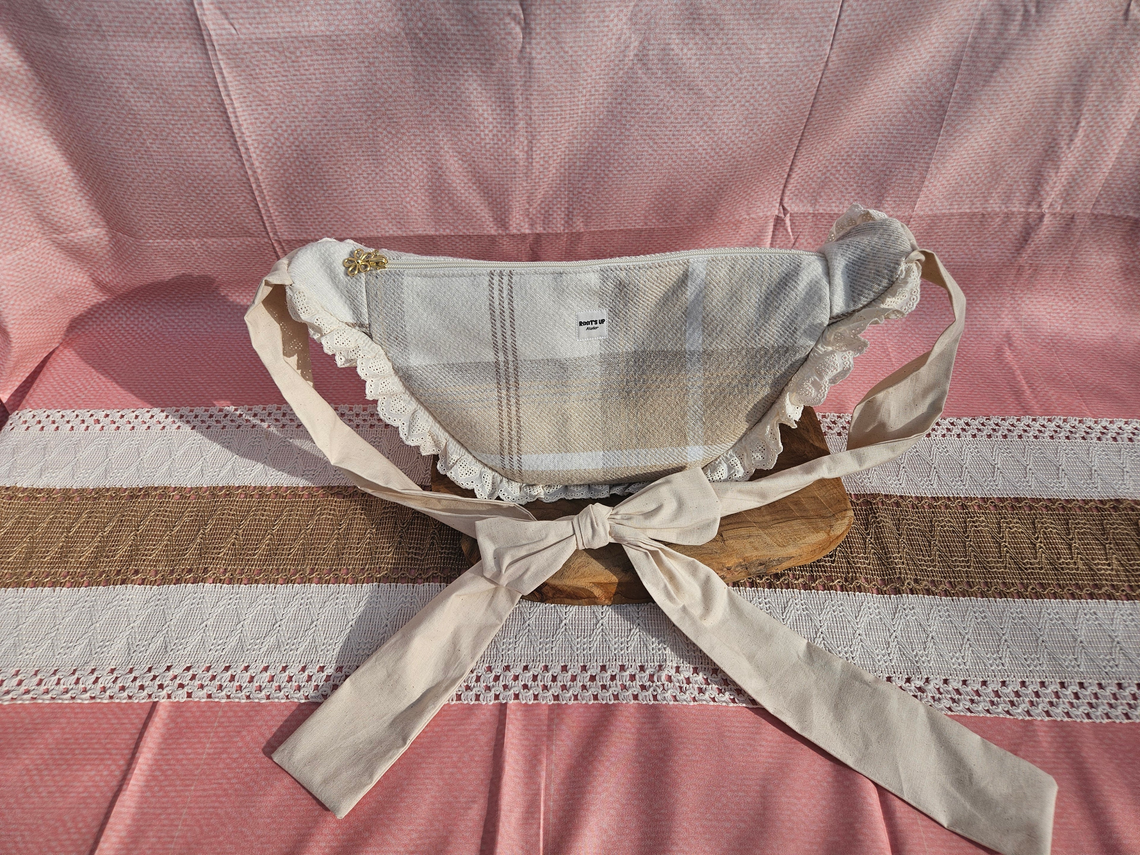 Sac demi-lune en dentelle – Pièce unique upcyclée