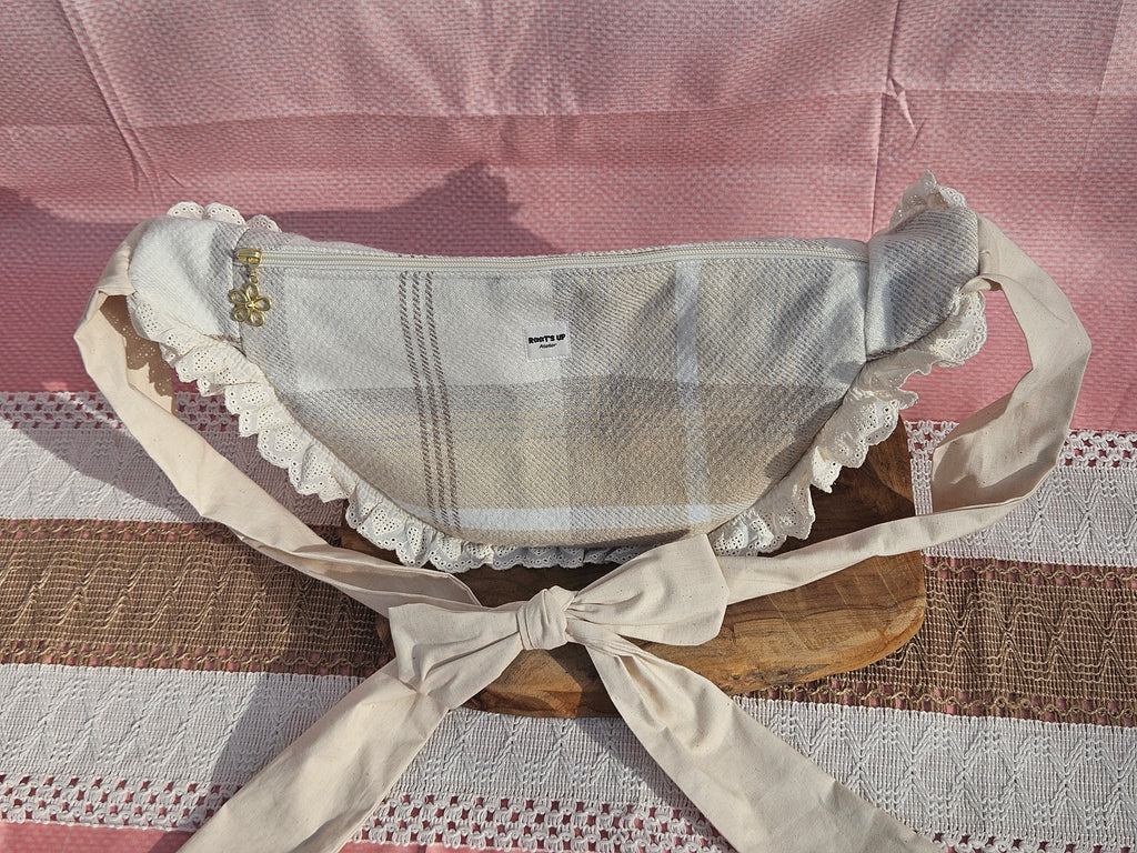 Sac demi-lune en dentelle – Pièce unique upcyclée