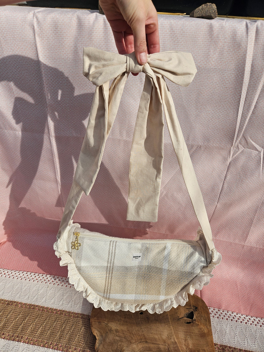 Sac demi-lune en dentelle – Pièce unique upcyclée