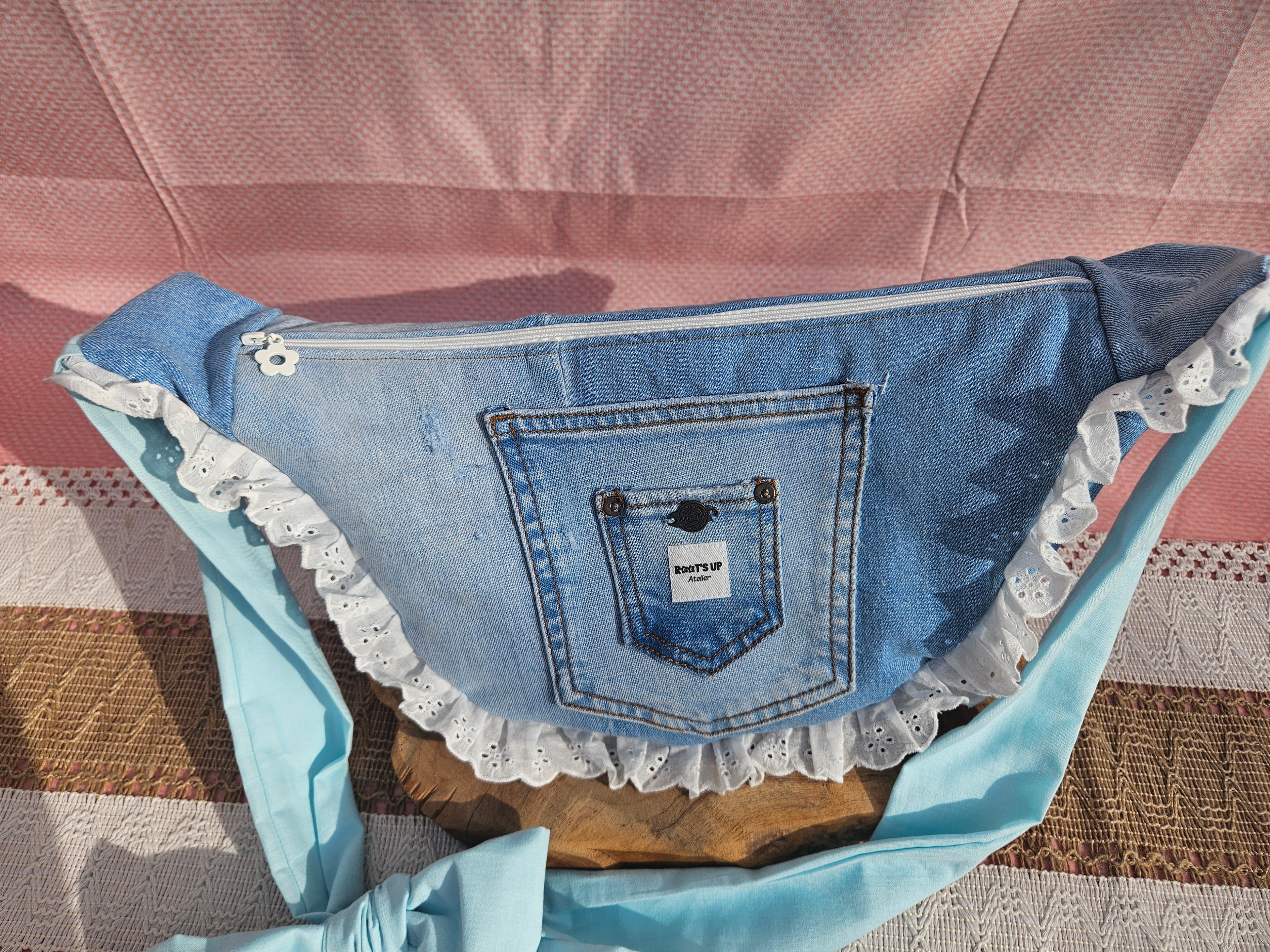 Sac demi-lune en dentelle – Pièce unique upcyclée