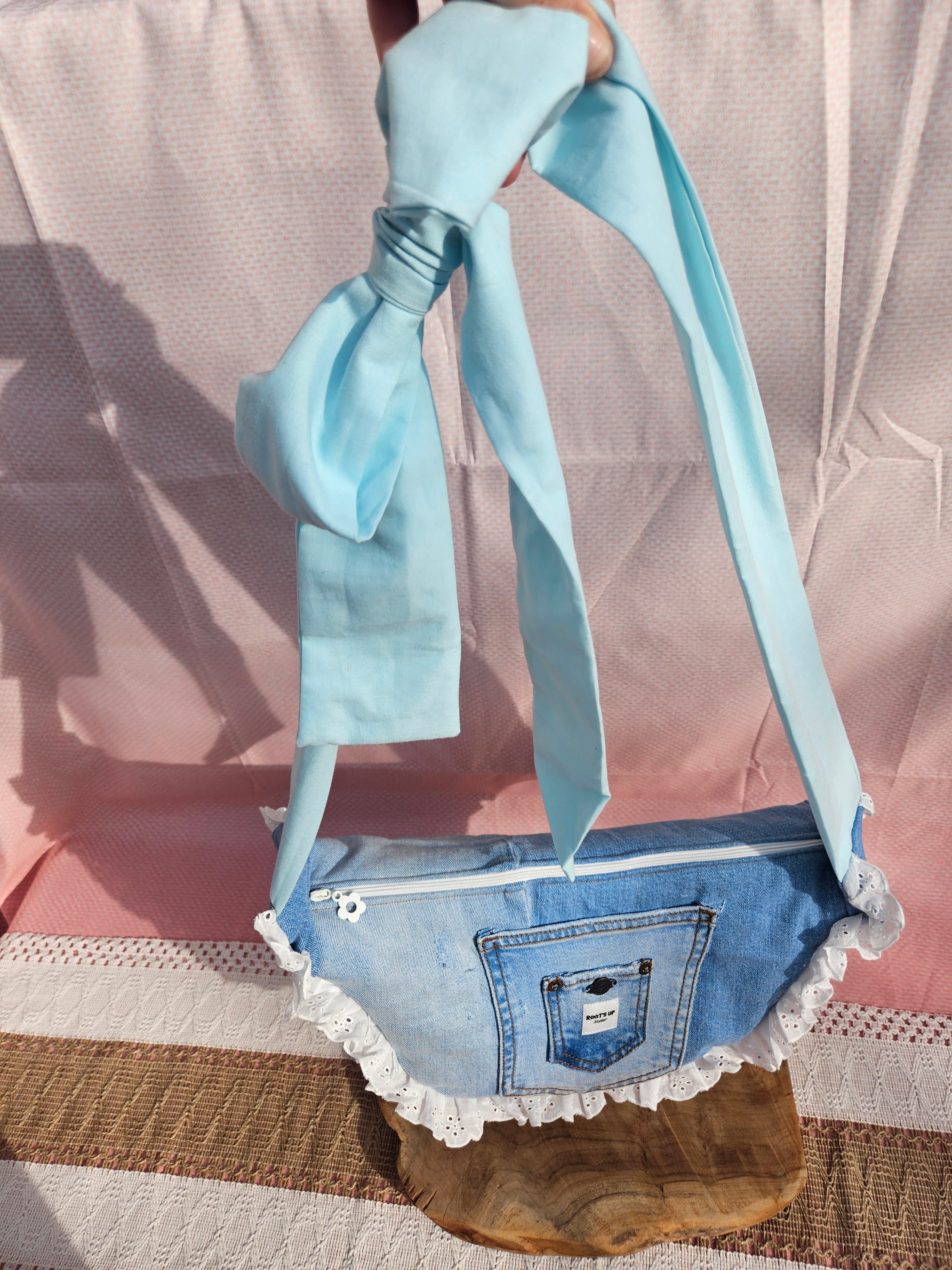 Sac demi-lune en dentelle – Pièce unique upcyclée