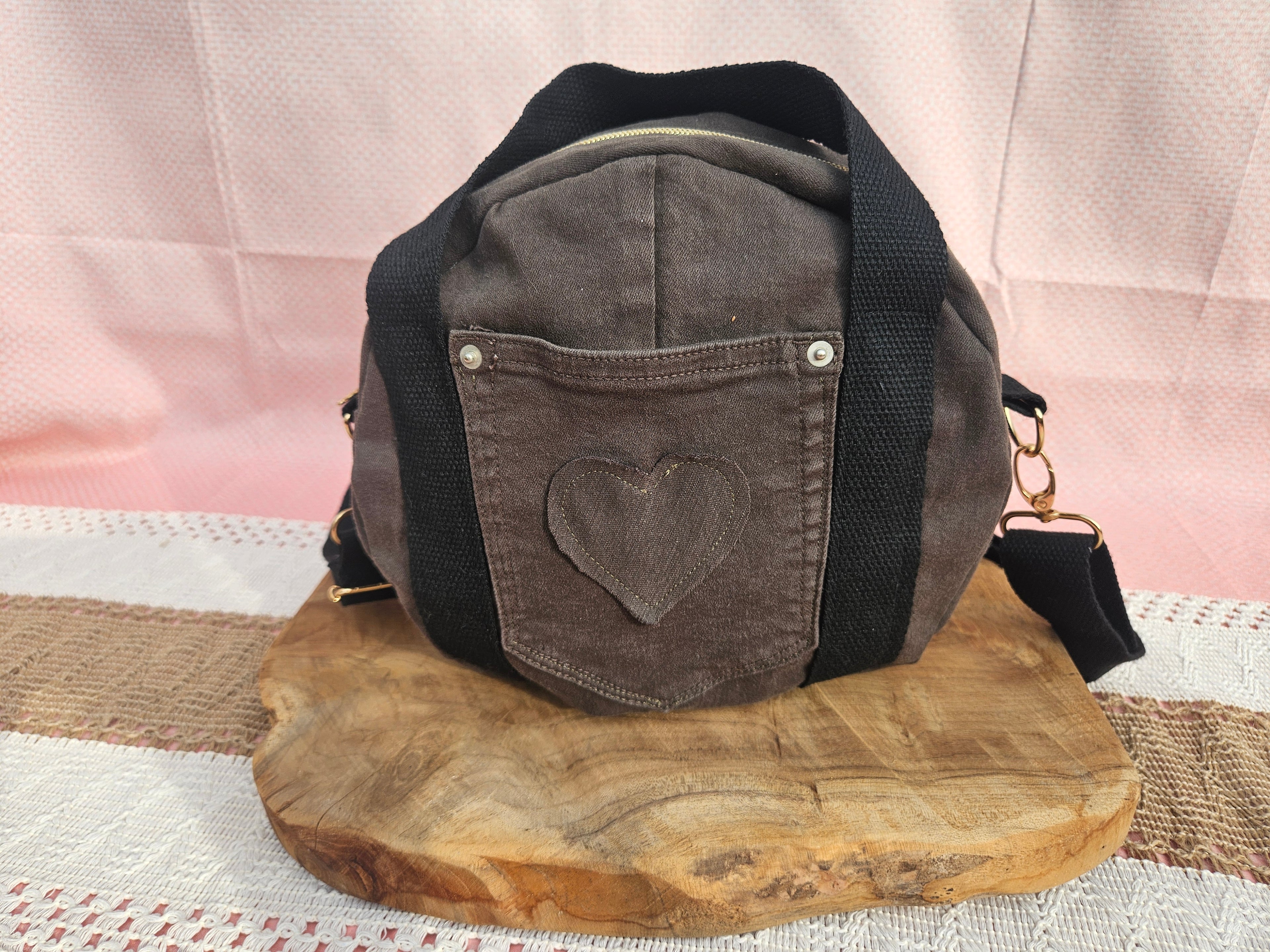 Sac rond en jean kaki – Détail cœur – Pièce unique upcyclée