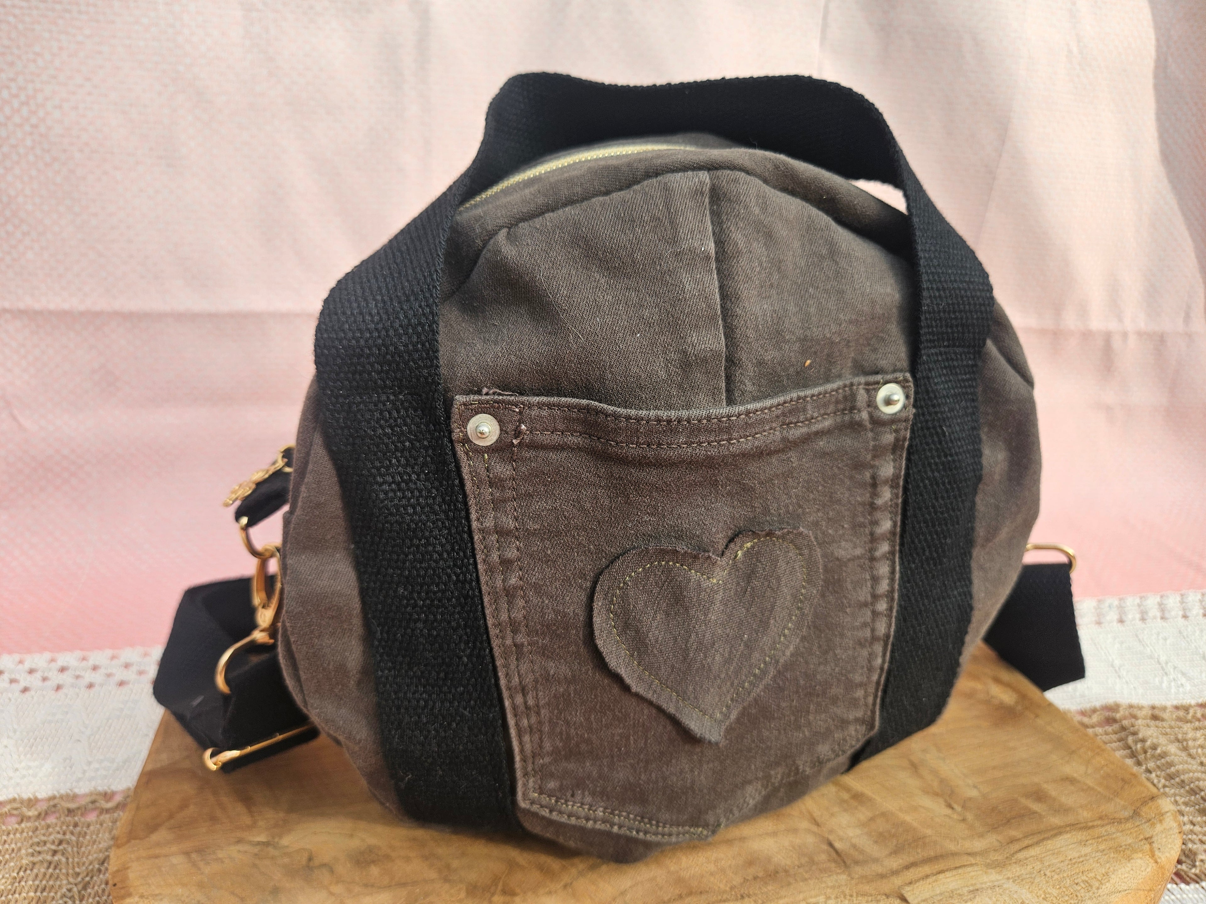 Sac rond en jean kaki – Détail cœur – Pièce unique upcyclée