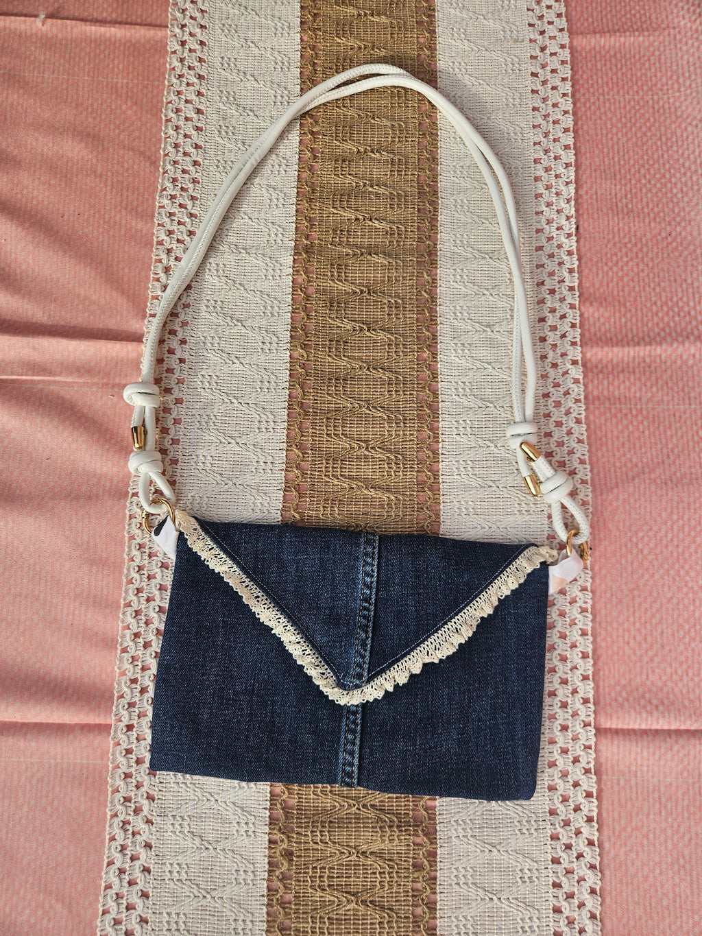 Petite pochette bandoulière en jean – Détail dentelle – Pièce unique upcyclée