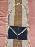 Petite pochette bandoulière en jean – Détail dentelle – Pièce unique upcyclée