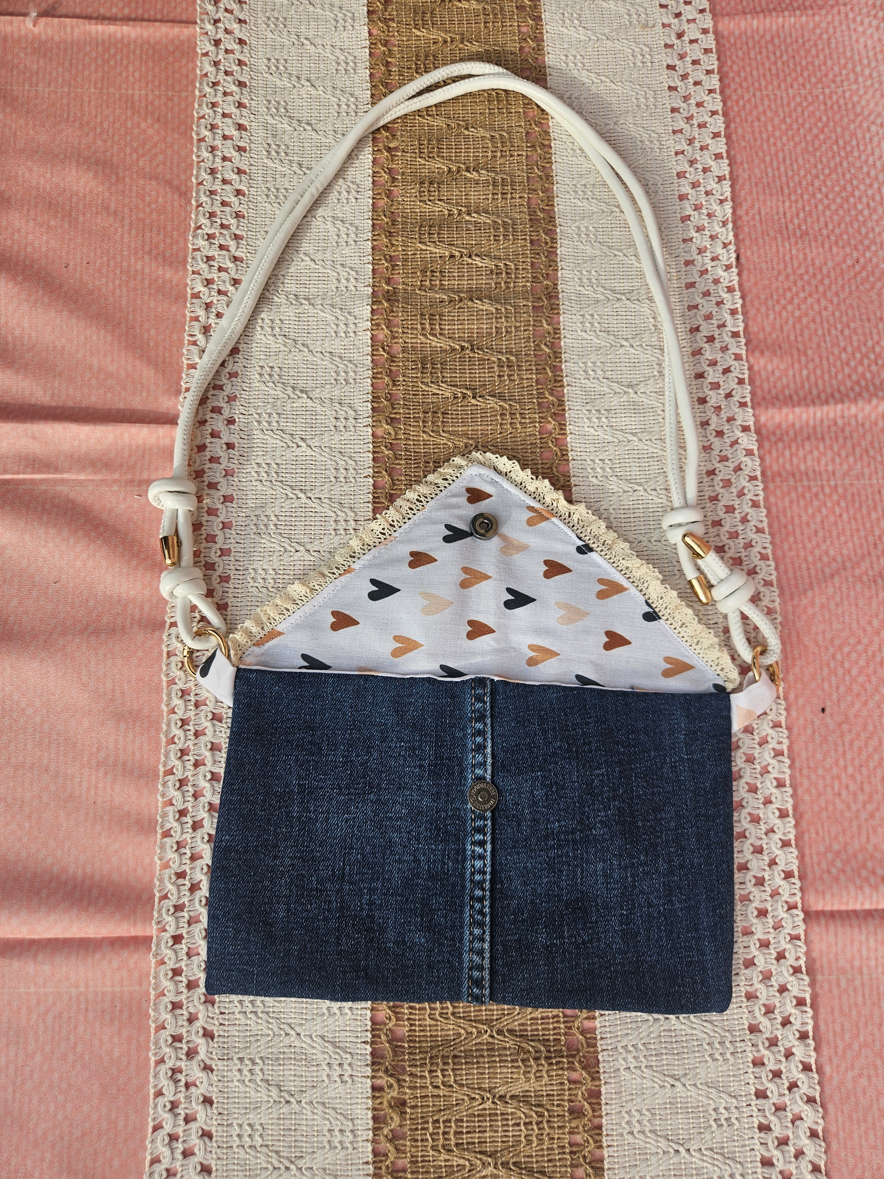 Petite pochette bandoulière en jean – Détail dentelle – Pièce unique upcyclée