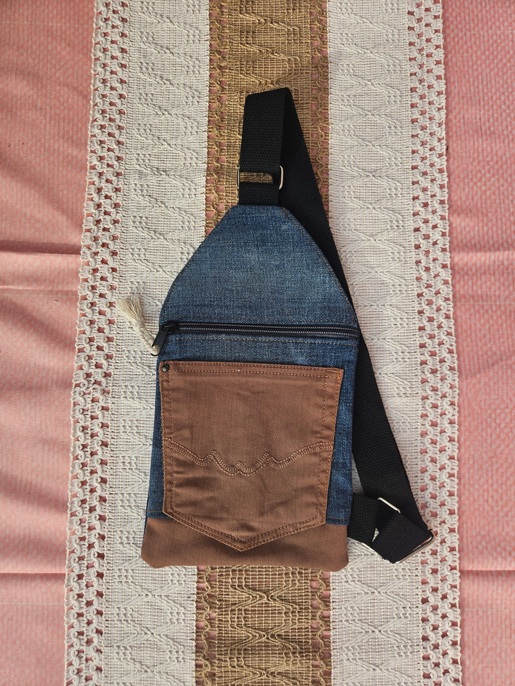 Sac bandoulière en jean bleu et marron – Pièce unique upcyclée