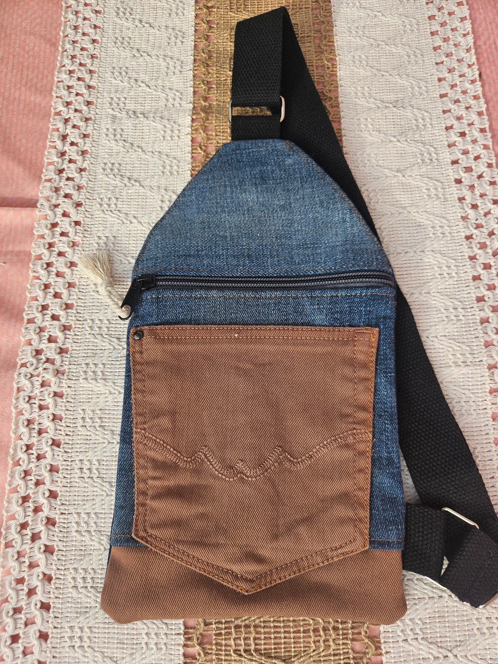 Sac bandoulière en jean bleu et marron – Pièce unique upcyclée