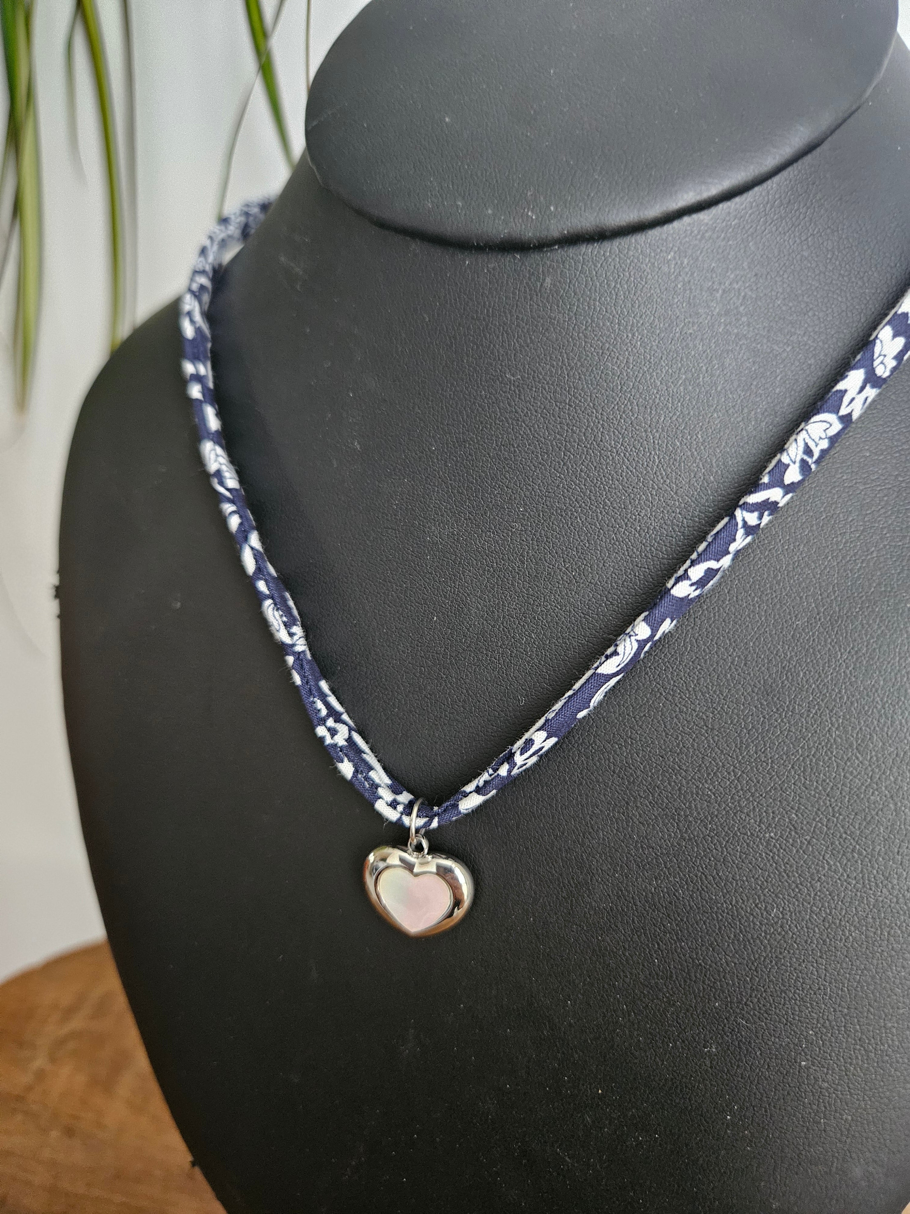 Collier en Tissu upcyclé - Bijou éthique - Breloque en acier inoxydable