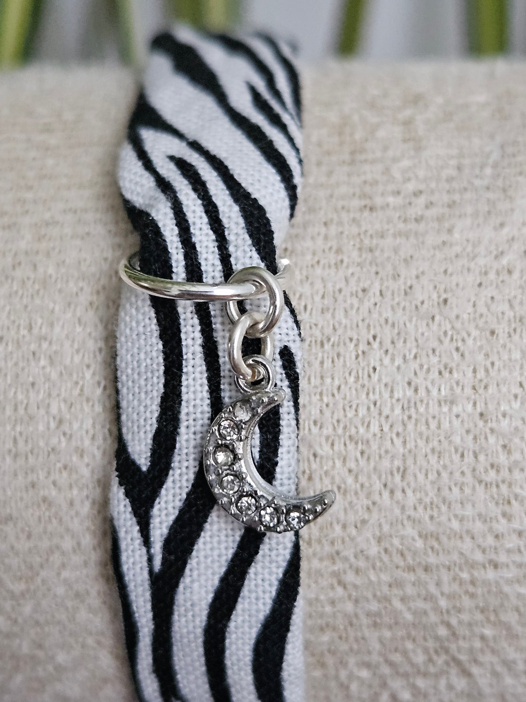 Bracelet tissu zèbre avec breloques lune