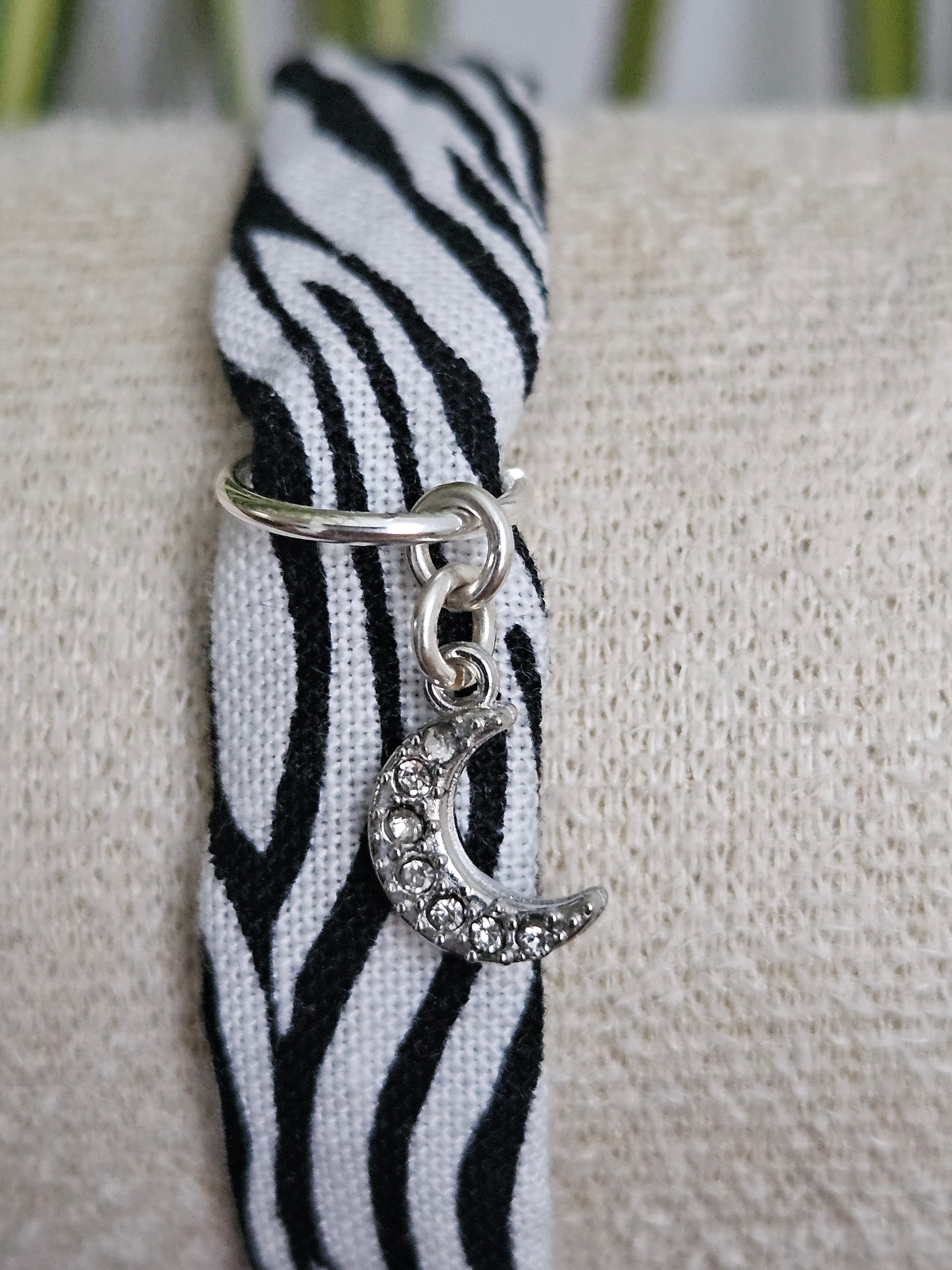Bracelet tissu zèbre avec breloques lune