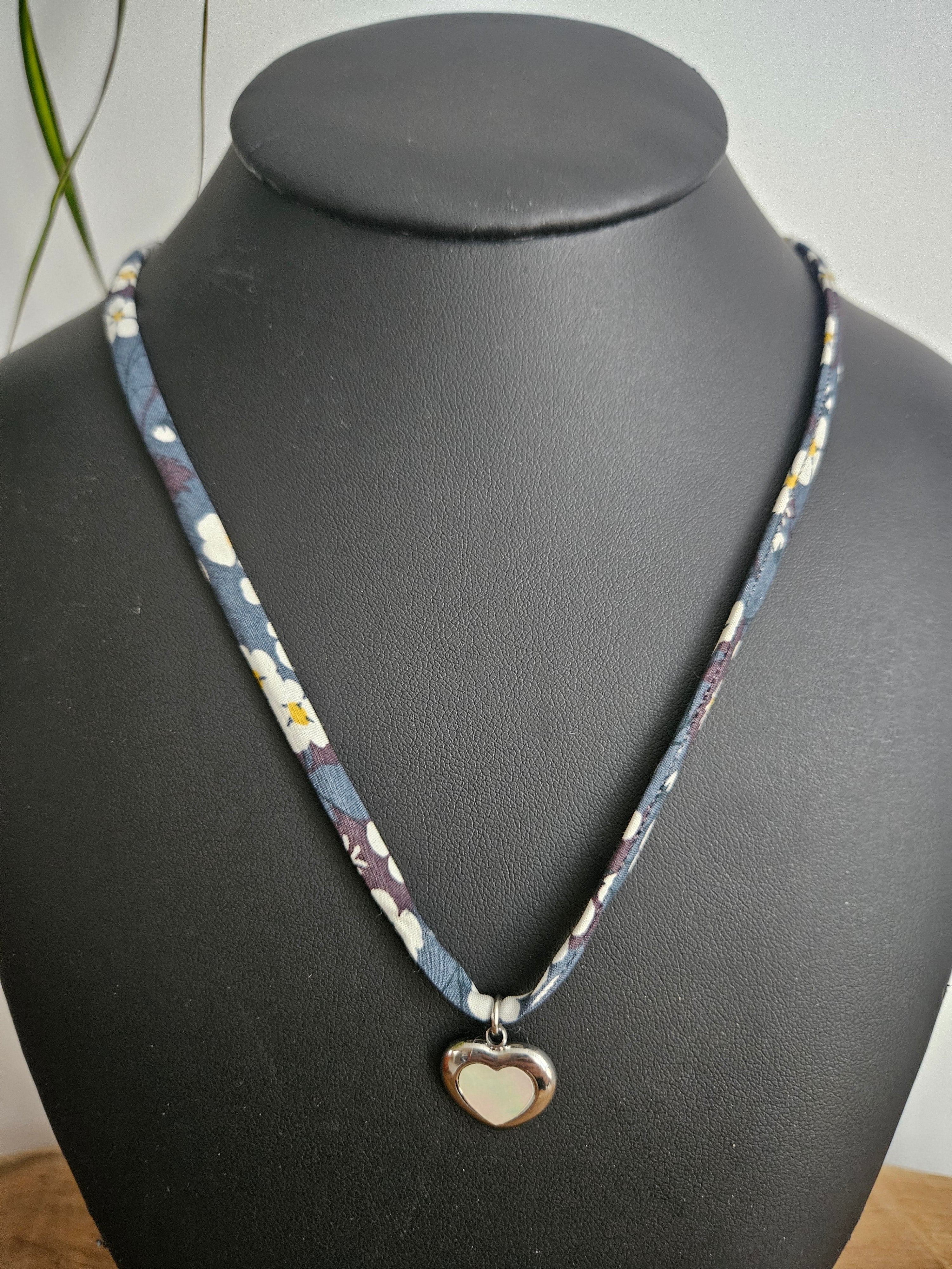 Collier en Tissu upcyclé - Bijou éthique - Breloque en acier inoxydable
