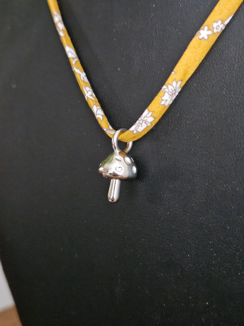 Collier en Tissu upcyclé - Bijou éthique - Breloque en acier inoxydable