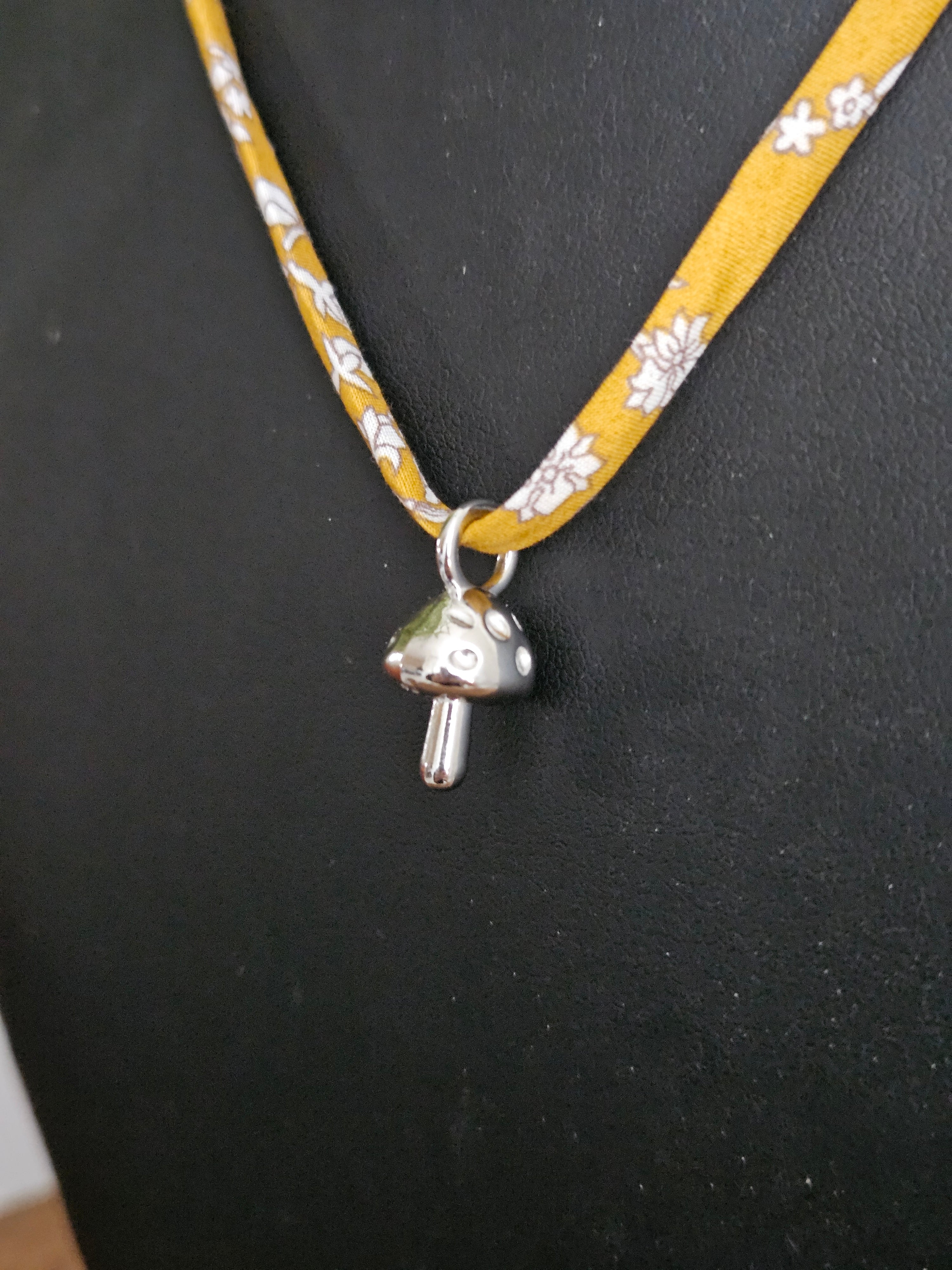 Collier en Tissu upcyclé - Bijou éthique - Breloque en acier inoxydable