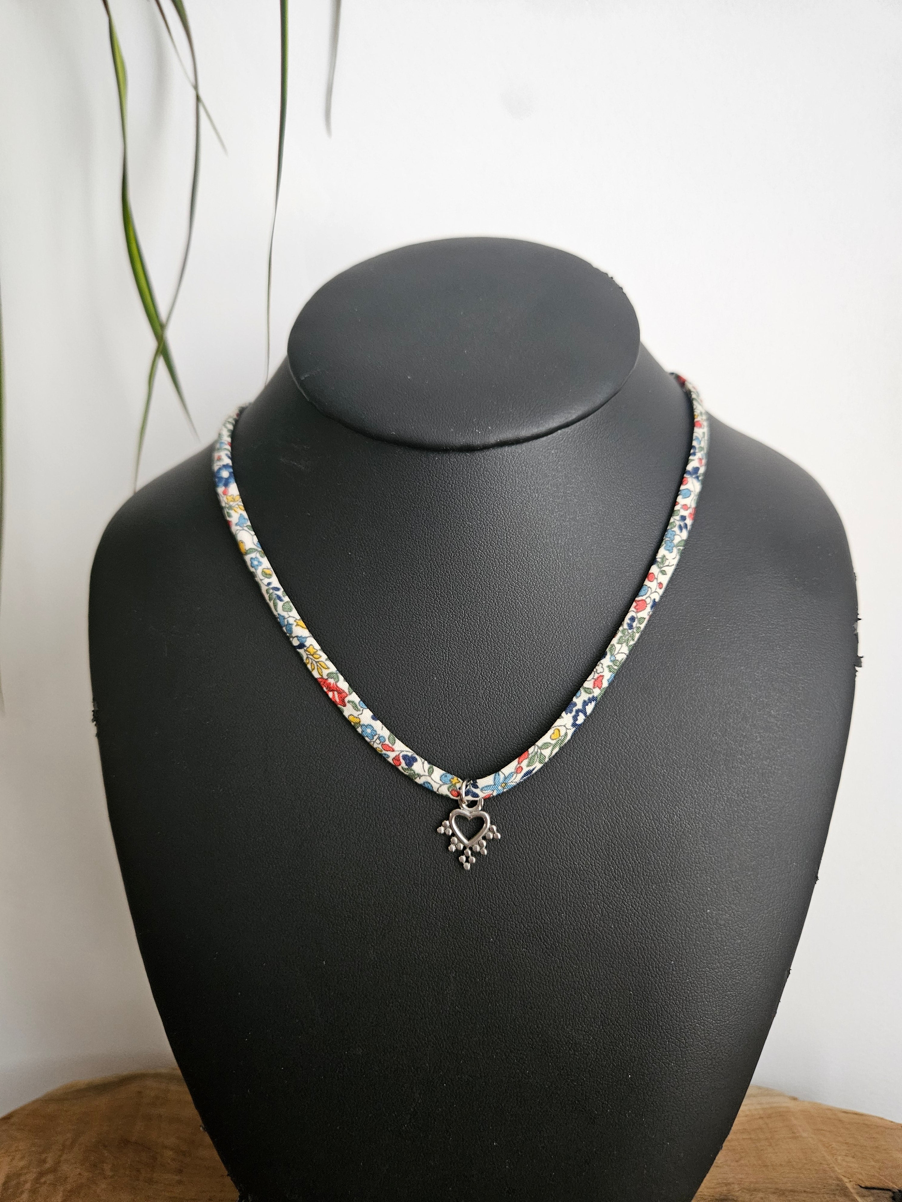 Collier en Tissu upcyclé - Bijou éthique - Breloque en acier inoxydable