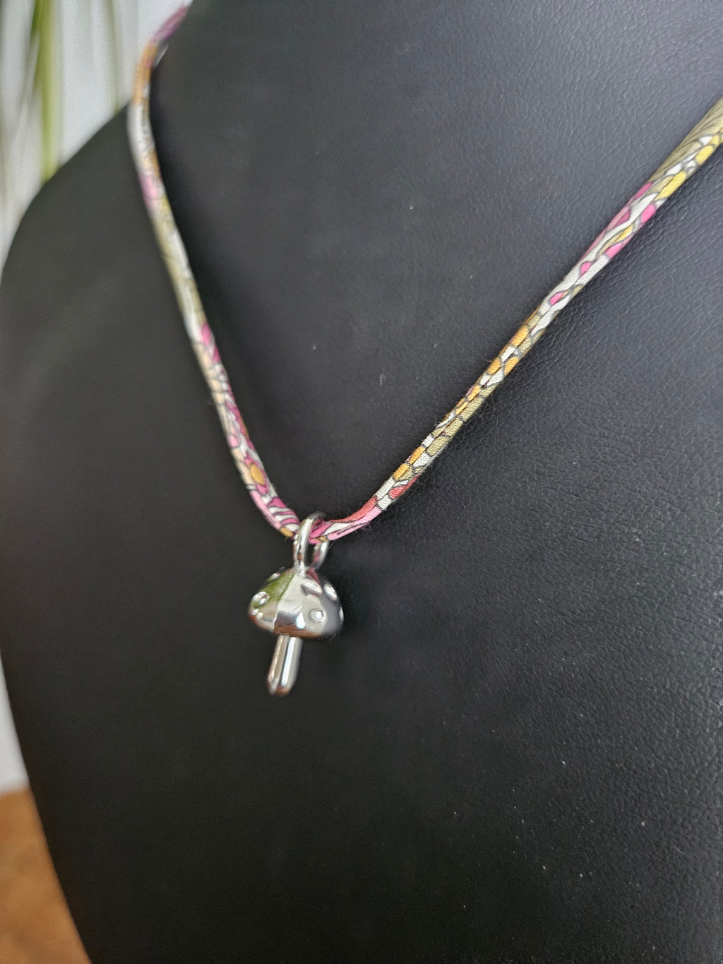 Collier en Tissu upcyclé - Bijou éthique - Breloque en acier inoxydable