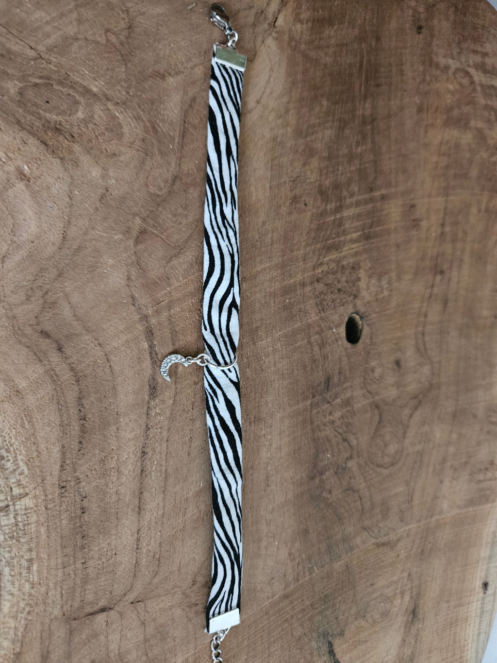 Bracelet tissu zèbre avec breloques lune