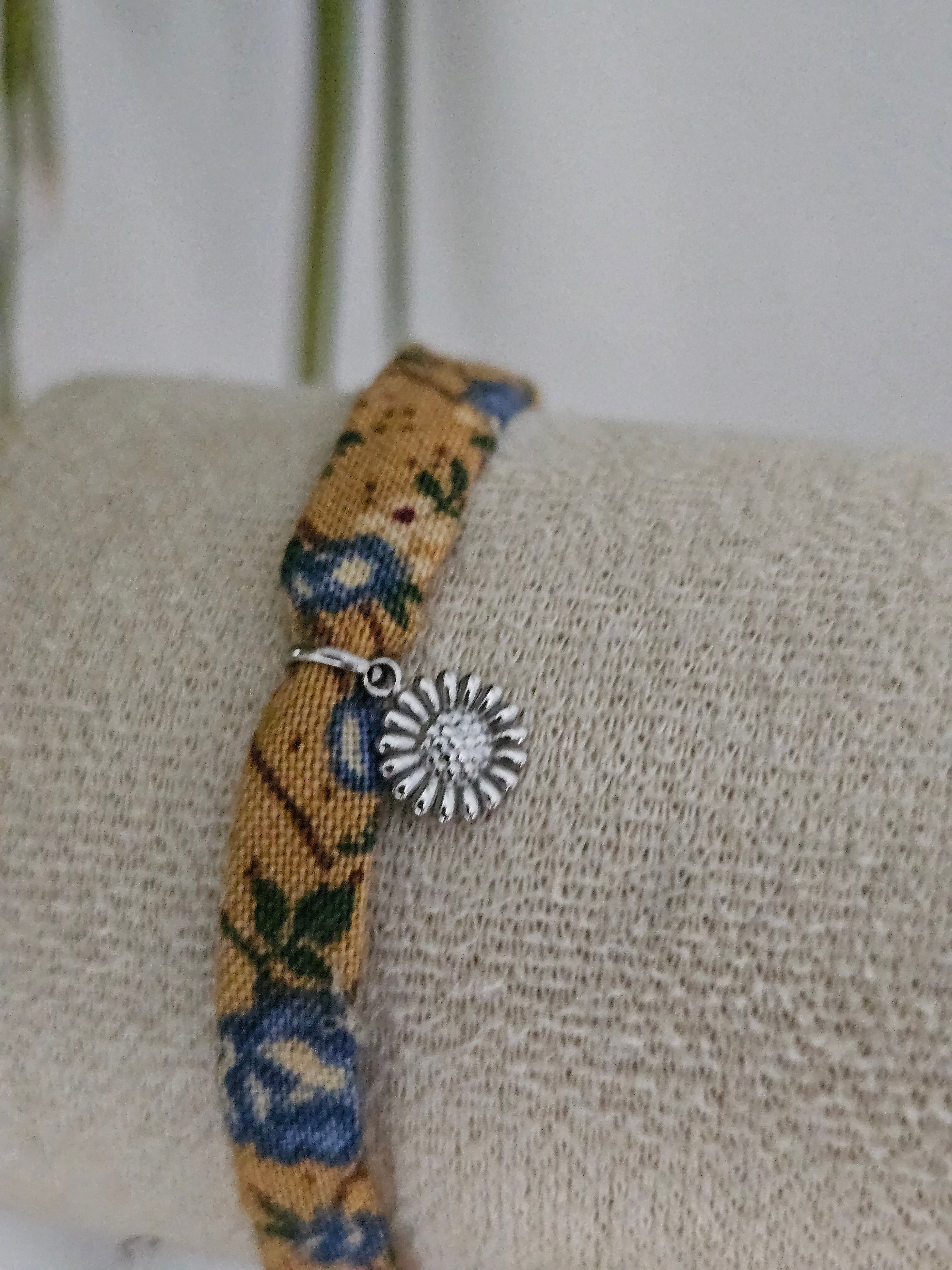 Bracelet tissu fleuri avec breloque fleur