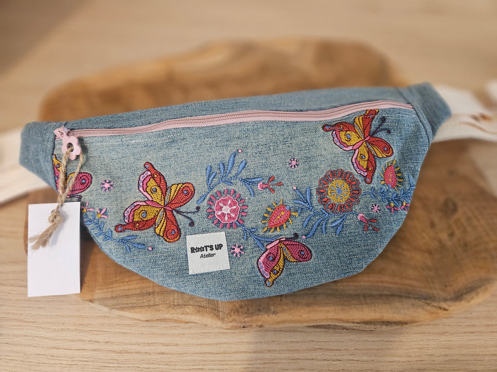 Sac banane en jean recyclé – Papillons et fleurs colorés