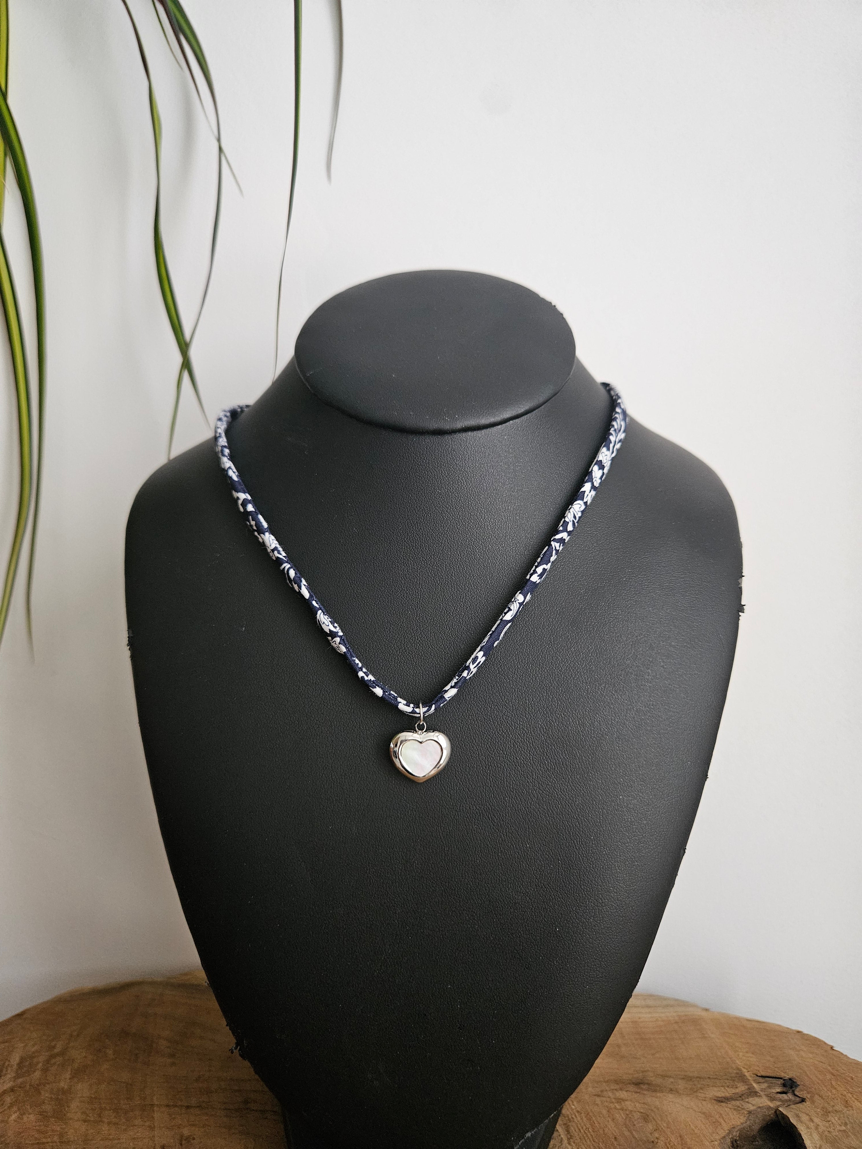 Collier en Tissu upcyclé - Bijou éthique - Breloque en acier inoxydable