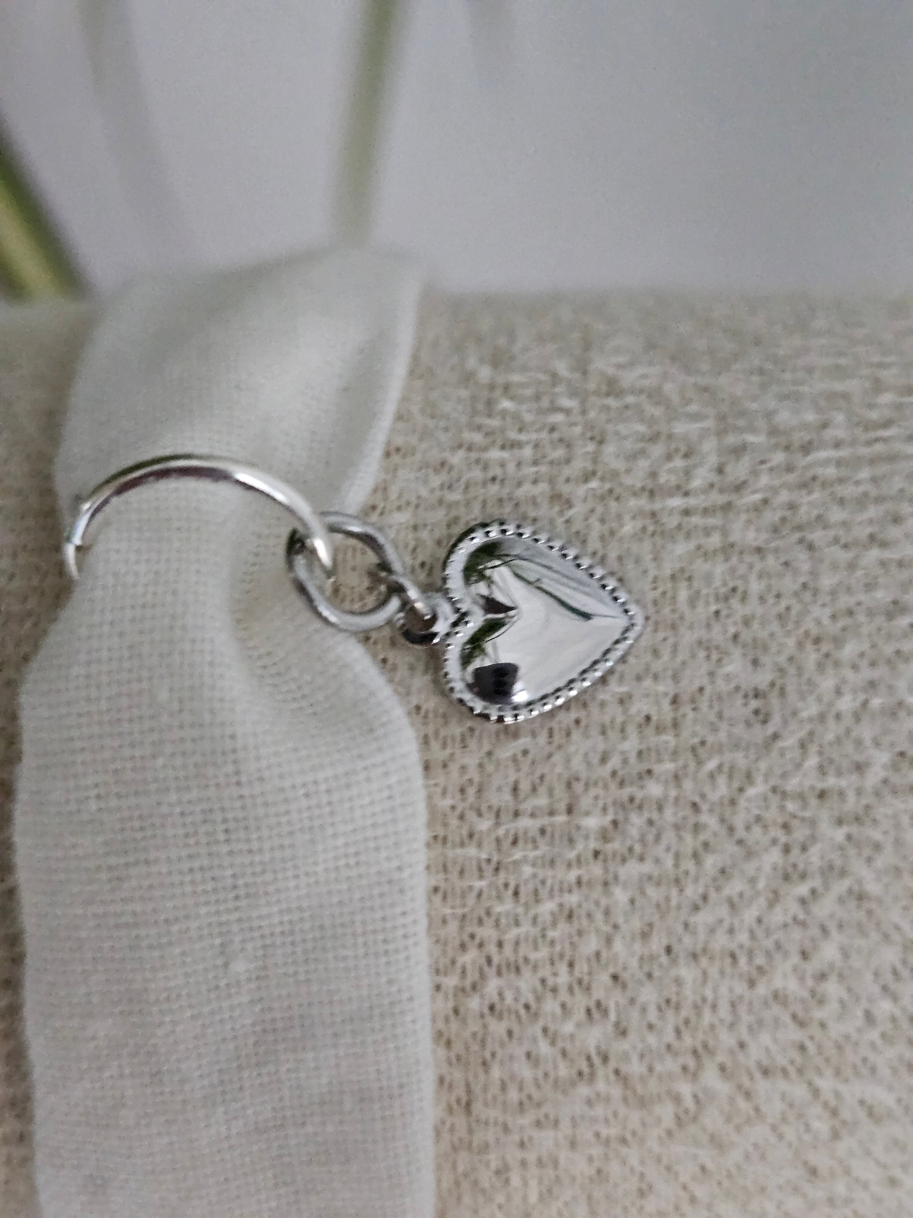 Bracelet tissu blanc avec breloques cœur