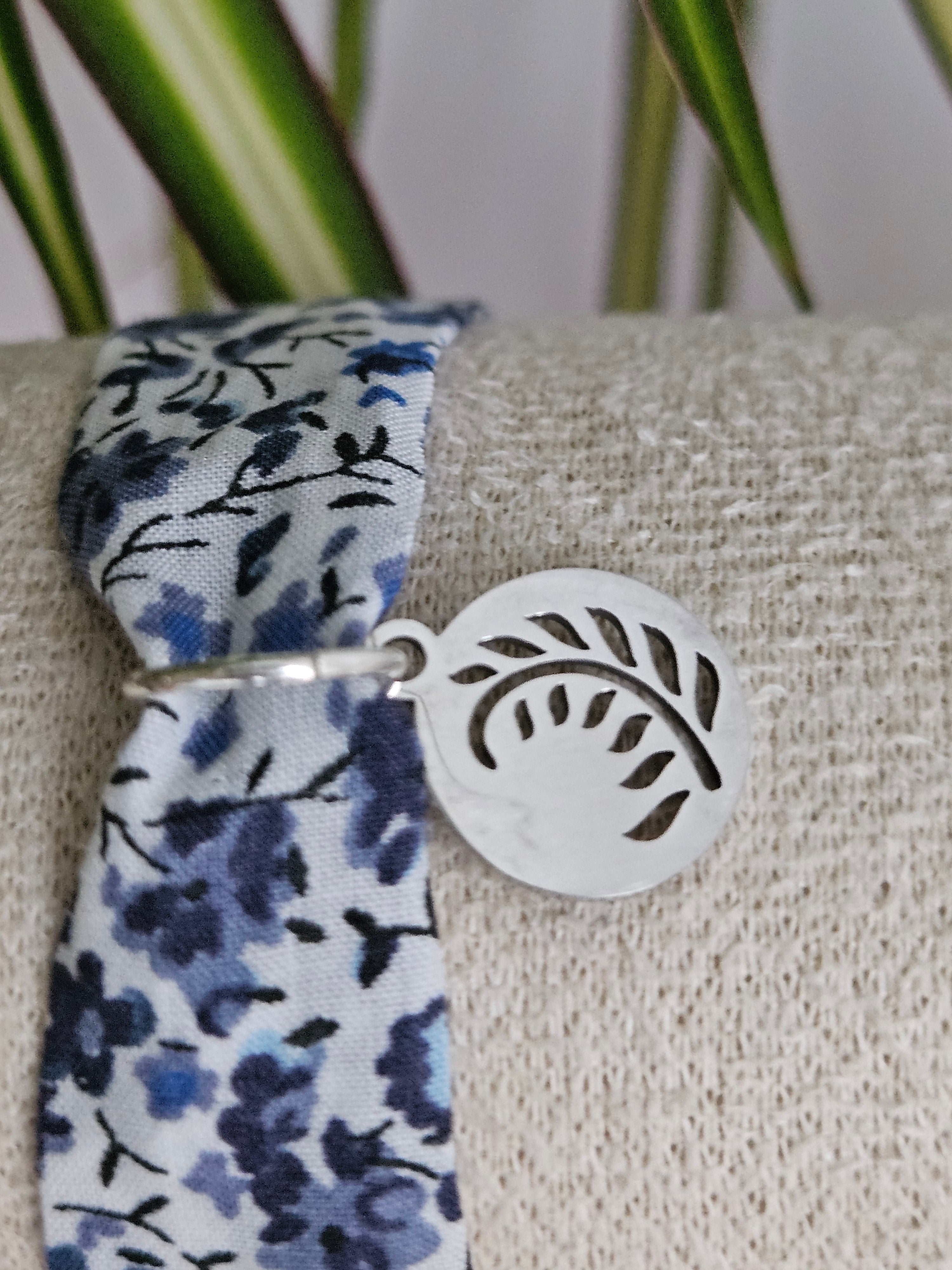 Bracelet tissu fleuri bleuté