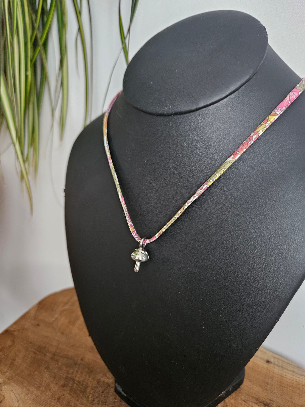 Collier en Tissu upcyclé - Bijou éthique - Breloque en acier inoxydable