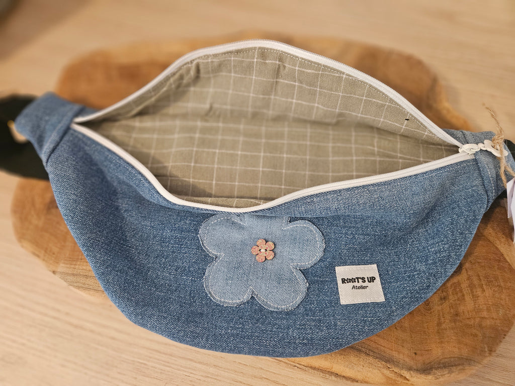 Sac banane en jean recyclé – Fleur appliquée