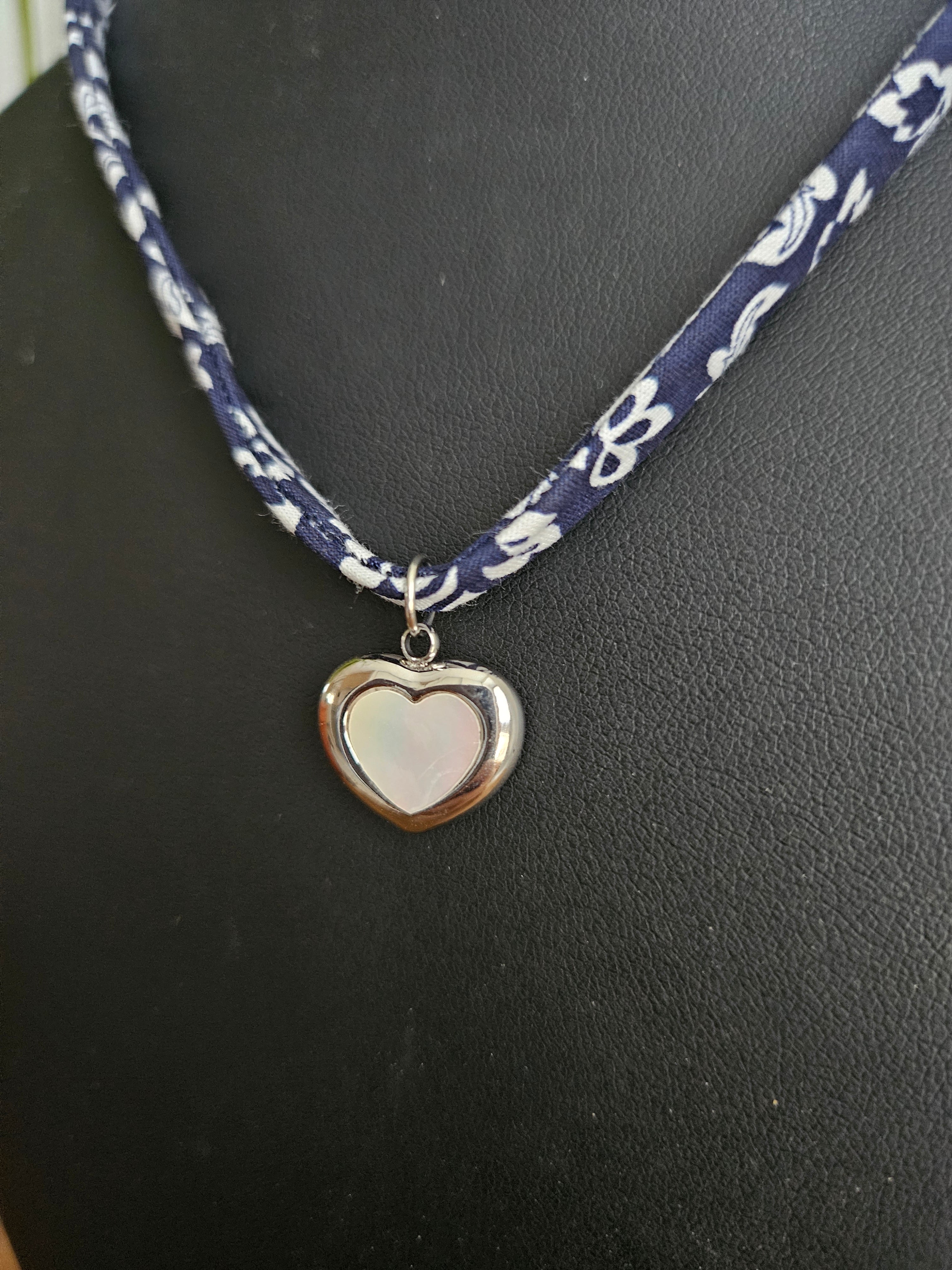 Collier en Tissu upcyclé - Bijou éthique - Breloque en acier inoxydable