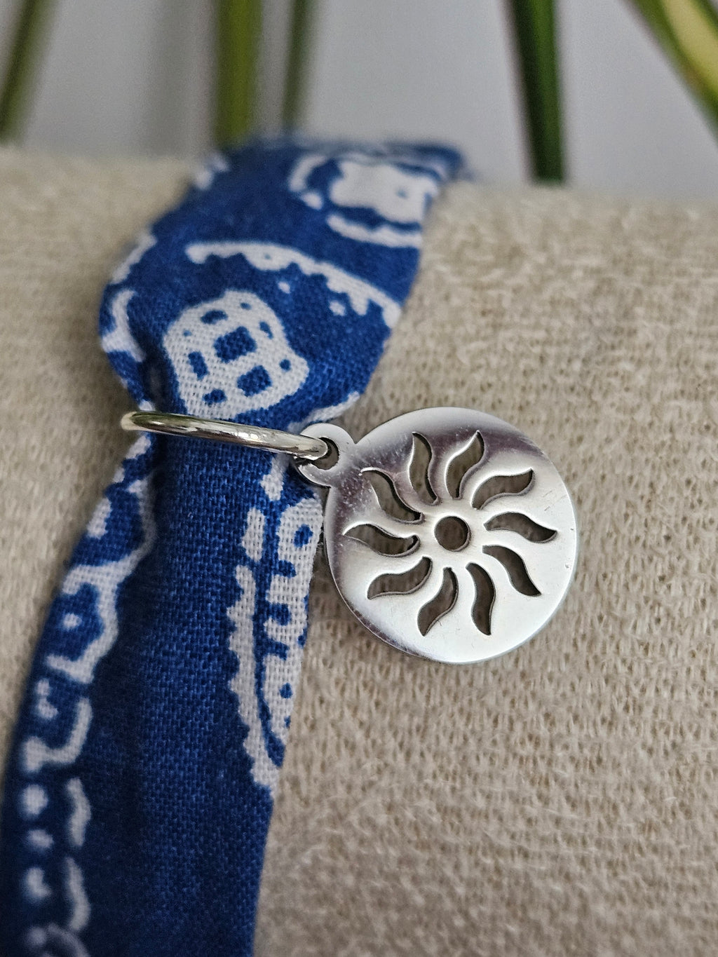 Bracelet tissu motifs bandana avec breloques soleil