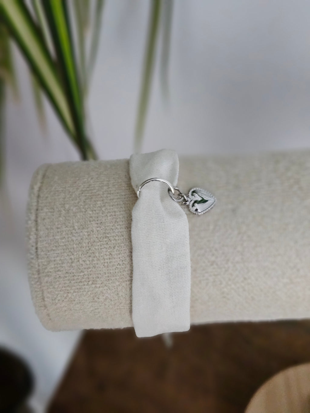 Bracelet tissu blanc avec breloques cœur