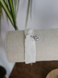 Bracelet tissu blanc avec breloques cœur