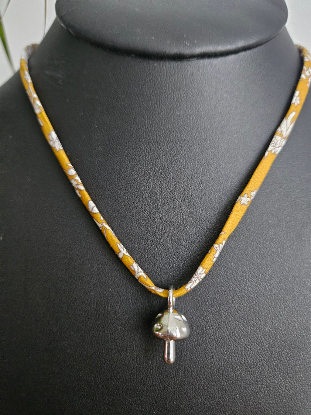 Collier en Tissu upcyclé - Bijou éthique - Breloque en acier inoxydable
