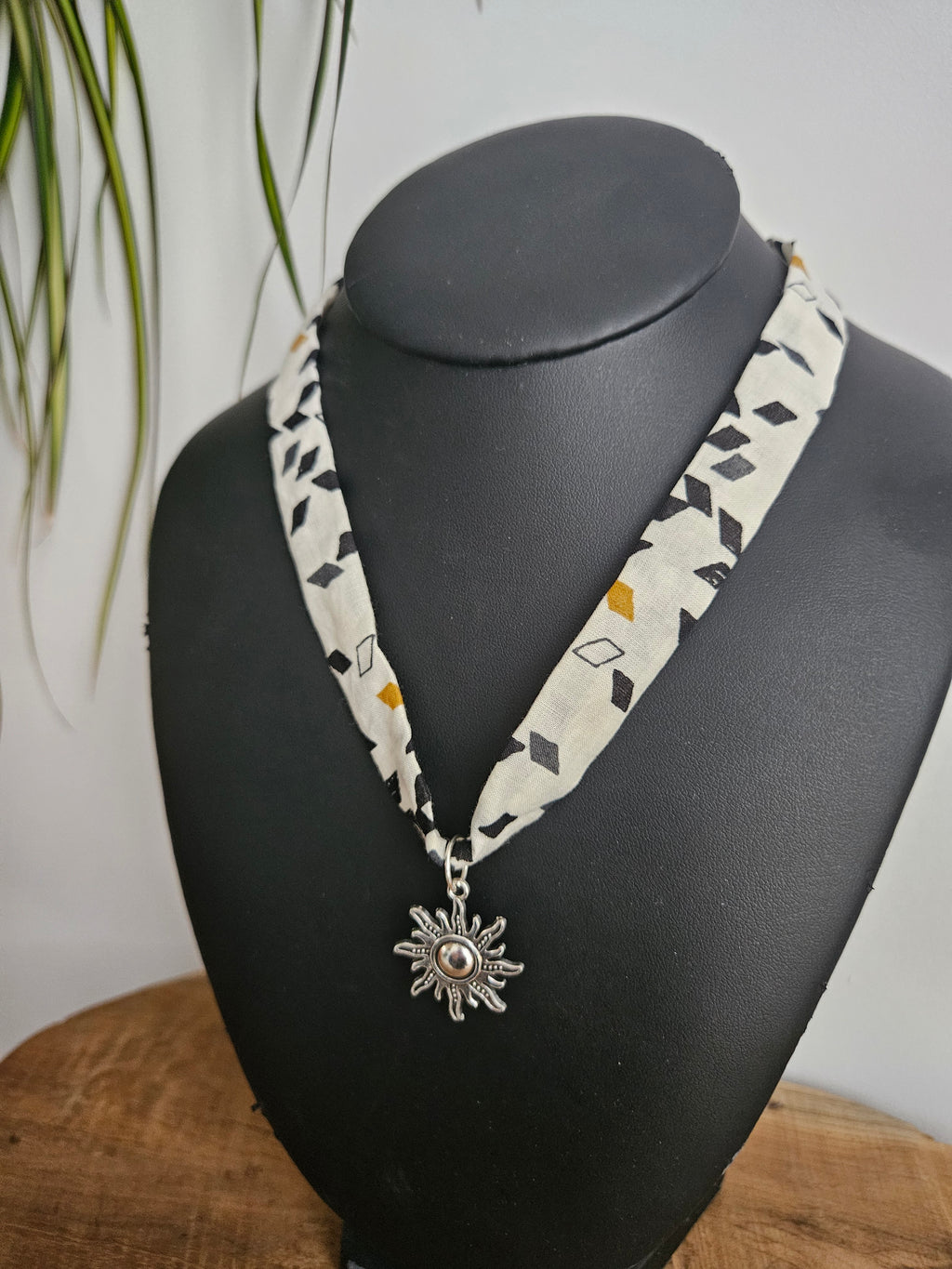 Collier en Tissu upcyclé - Bijou éthique - Breloque en acier inoxydable