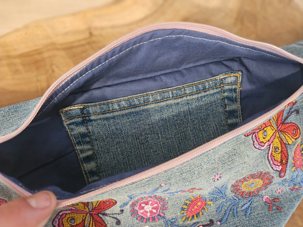 Sac banane en jean recyclé – Papillons et fleurs colorés