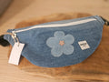 Sac banane en jean recyclé – Fleur appliquée