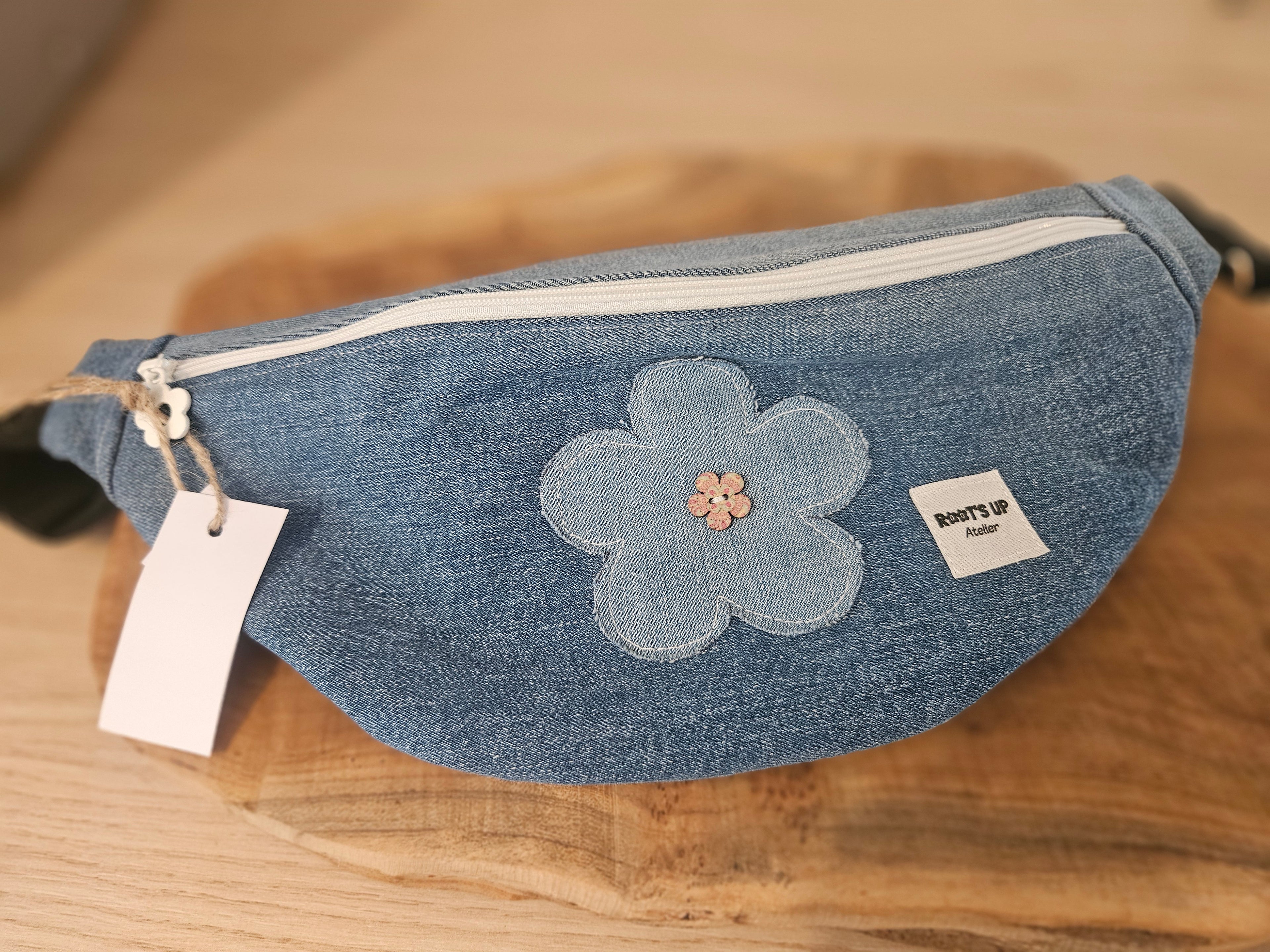 Sac banane en jean recyclé – Fleur appliquée