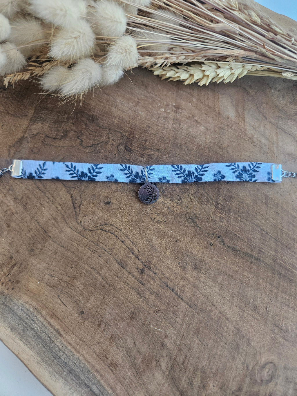 Bracelet tissu blanc & noir avec breloques feuille