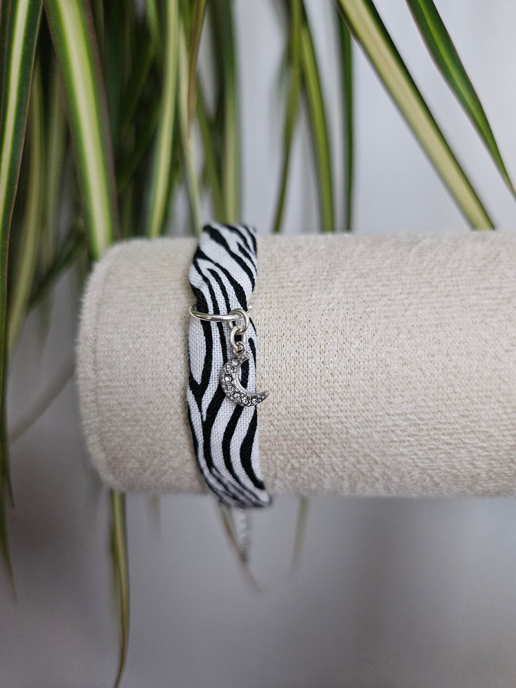 Bracelet tissu zèbre avec breloques lune