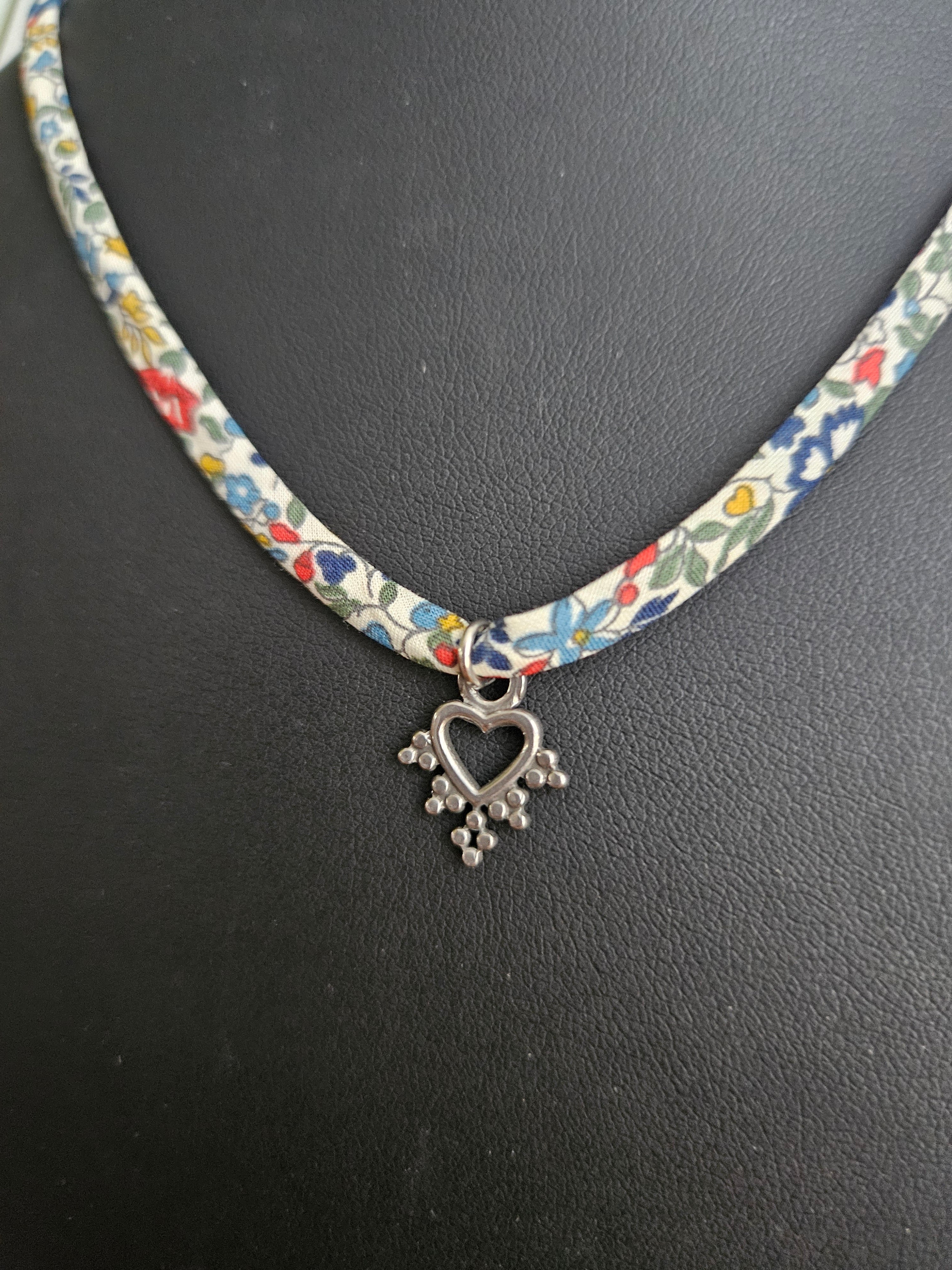 Collier en Tissu upcyclé - Bijou éthique - Breloque en acier inoxydable