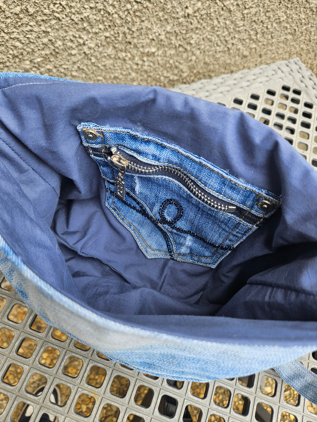 Sac bandoulière en jean recyclé – Linogravure artisanale soleil & dentelle bohème