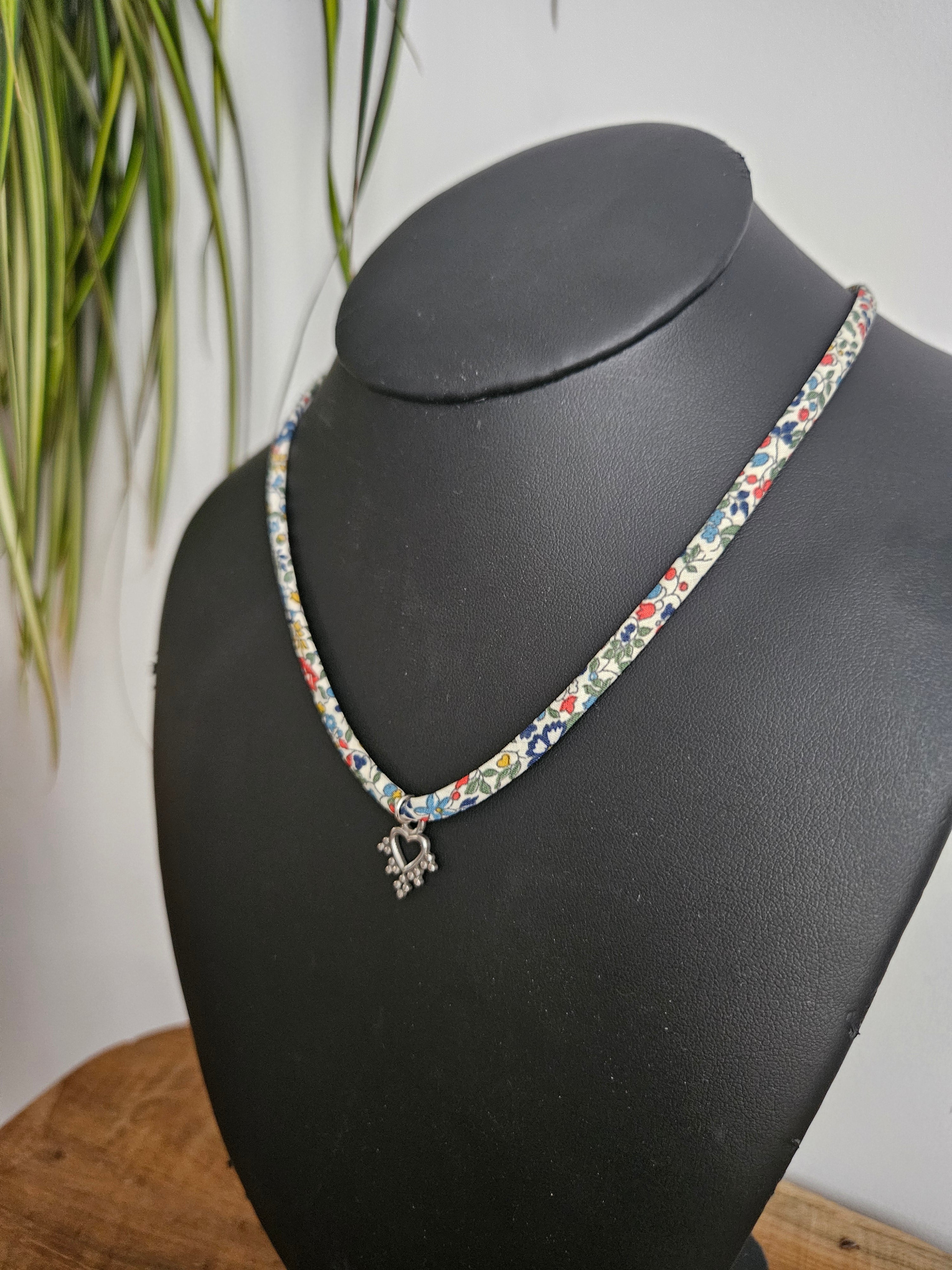 Collier en Tissu upcyclé - Bijou éthique - Breloque en acier inoxydable