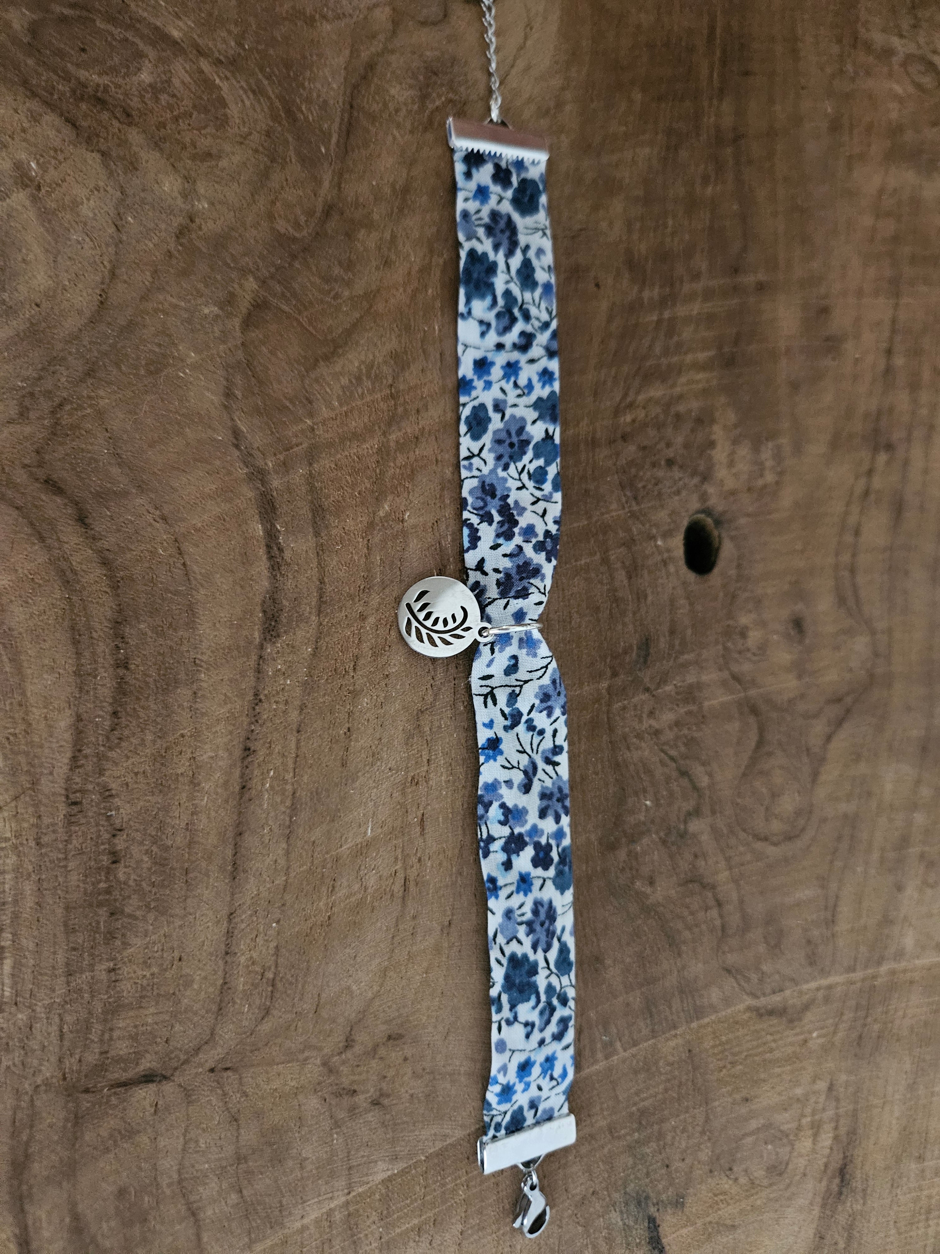 Bracelet tissu fleuri bleuté