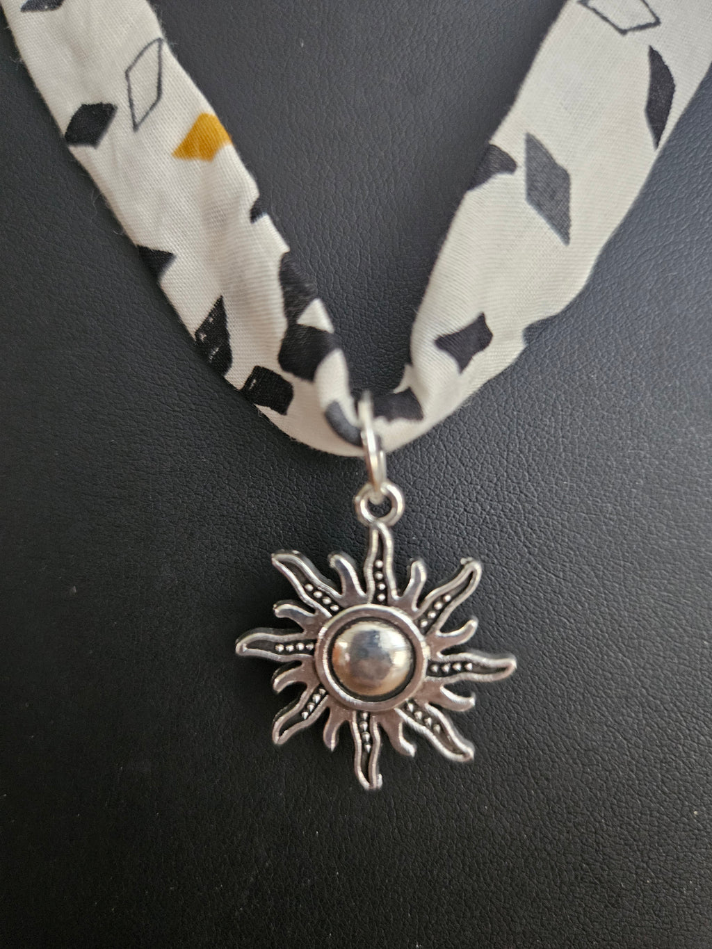 Collier en Tissu upcyclé - Bijou éthique - Breloque en acier inoxydable