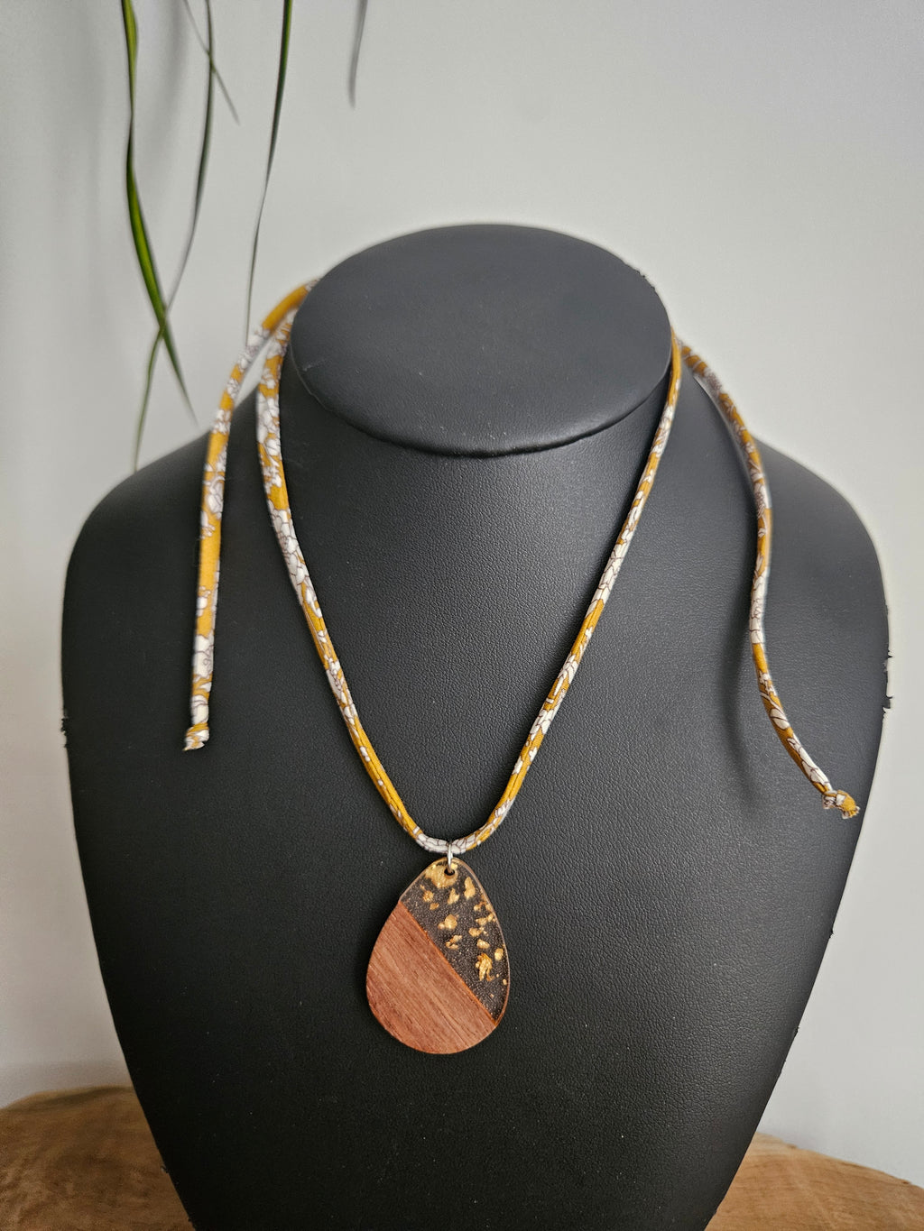 Collier en Tissu upcyclé - Bijou éthique - Breloque en acier inoxydable