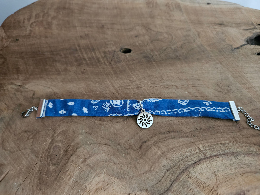 Bracelet tissu motifs bandana avec breloques soleil