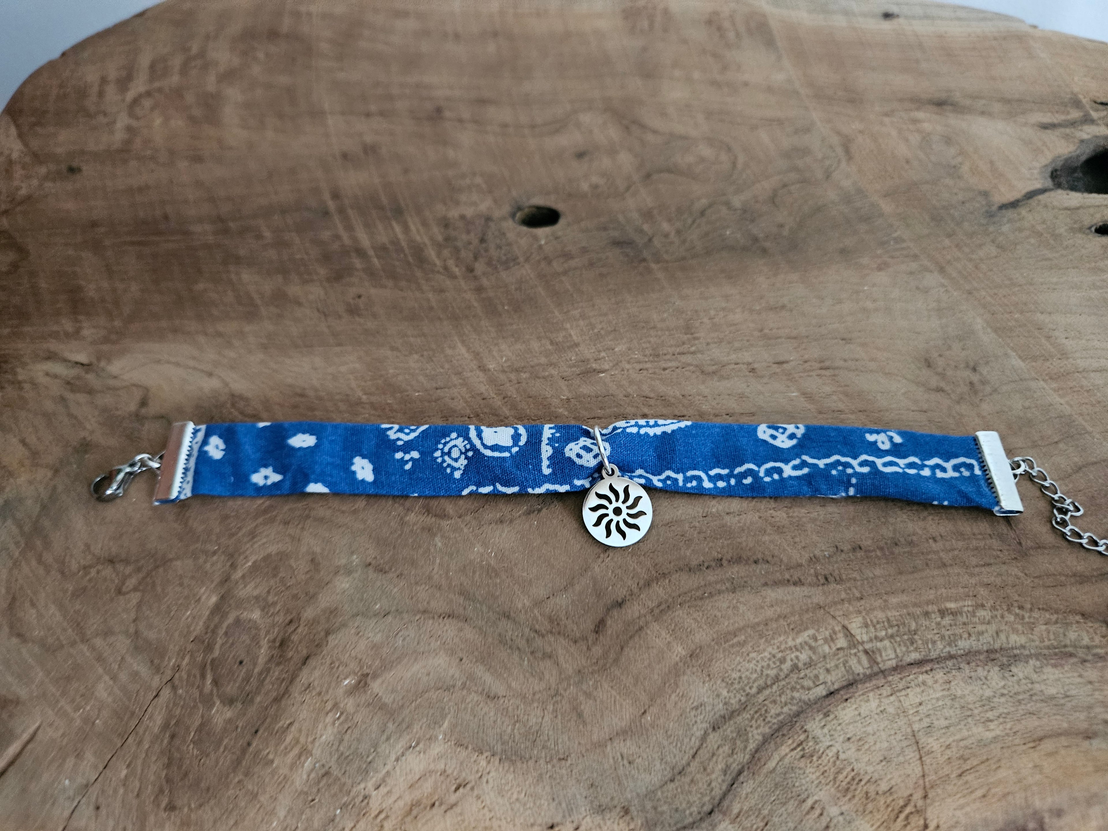 Bracelet tissu motifs bandana avec breloques soleil