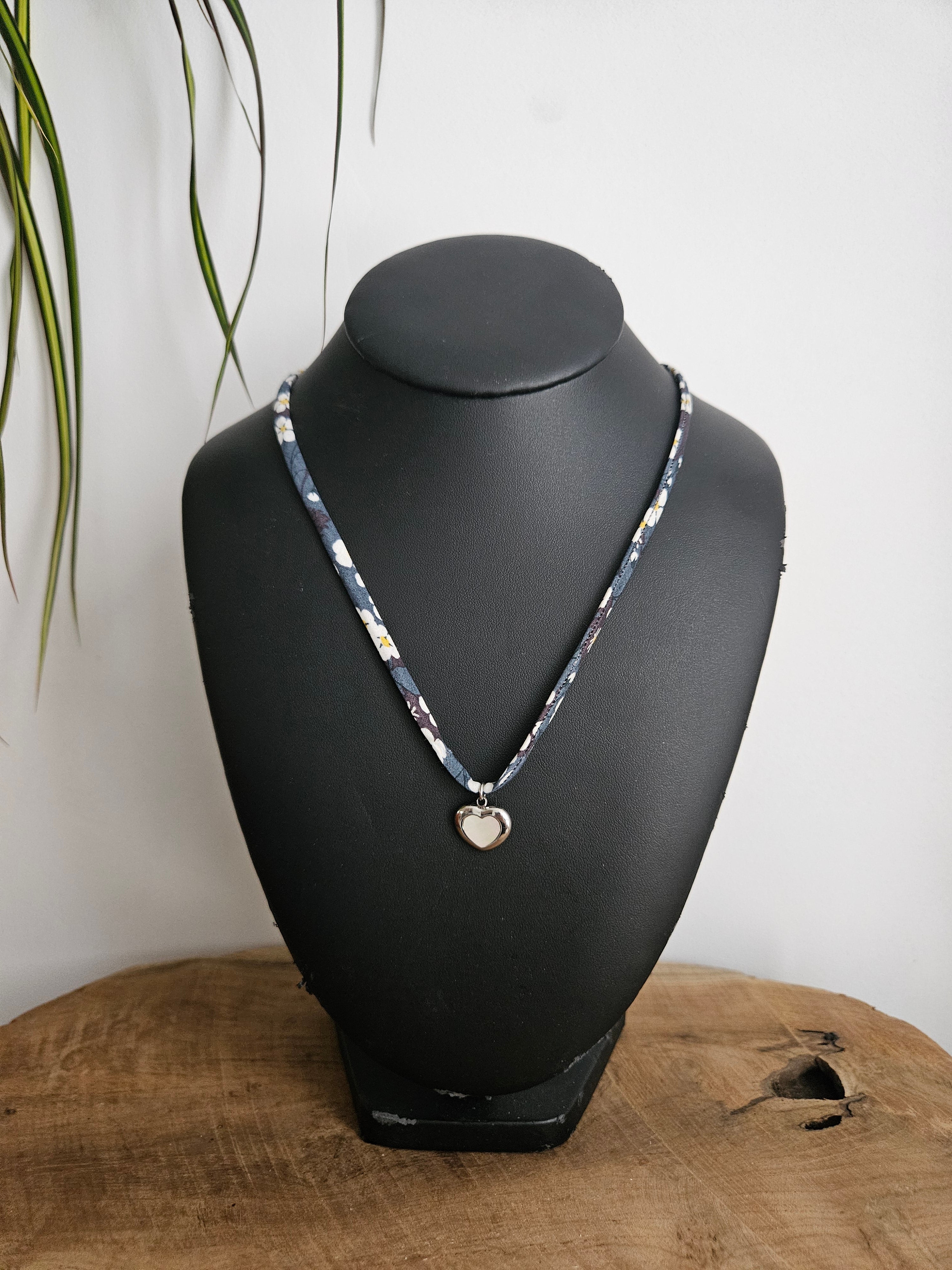 Collier en Tissu upcyclé - Bijou éthique - Breloque en acier inoxydable