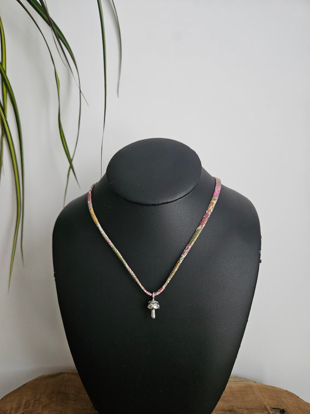 Collier en Tissu upcyclé - Bijou éthique - Breloque en acier inoxydable