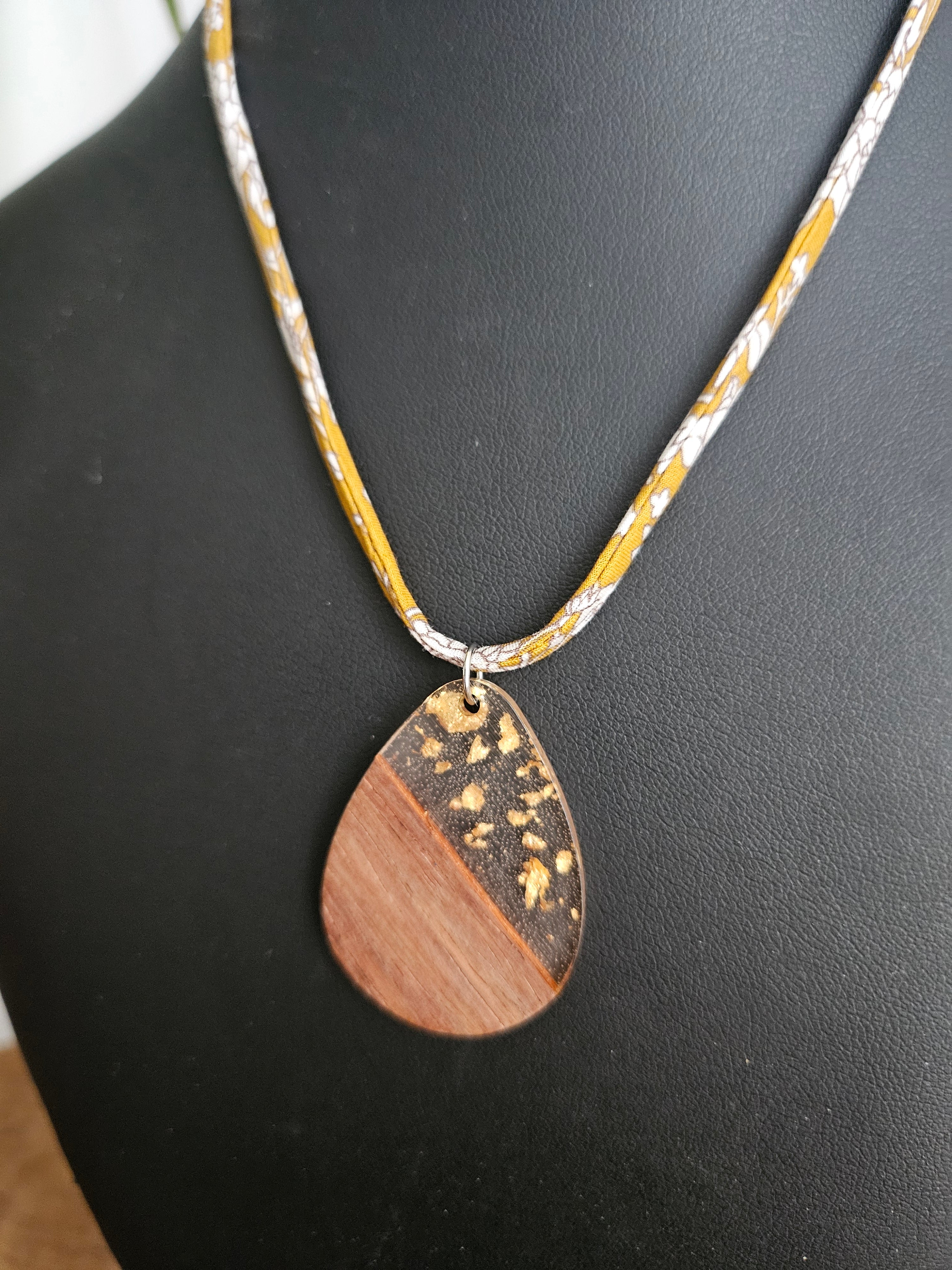 Collier en Tissu upcyclé - Bijou éthique - Breloque en acier inoxydable